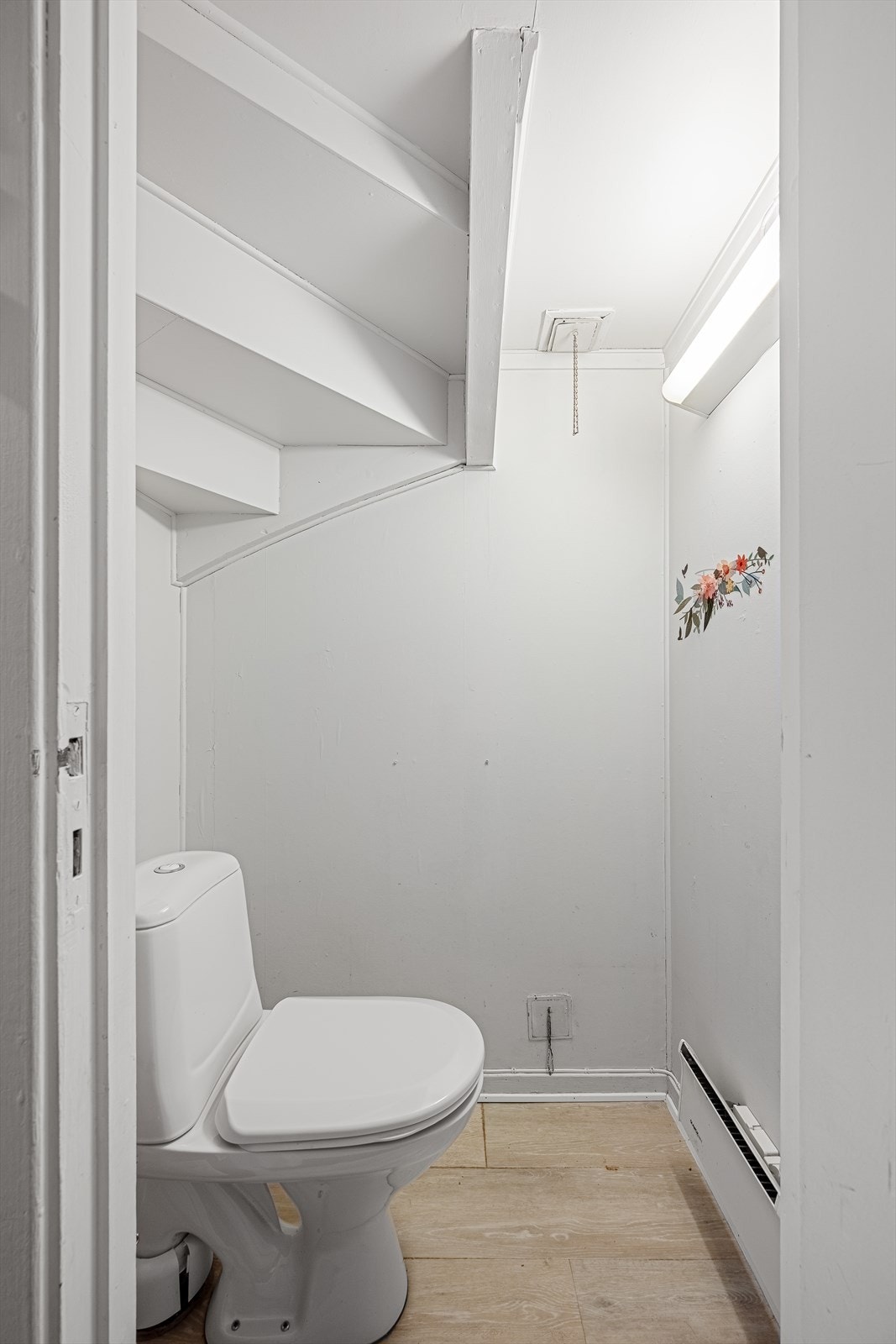 Praktisk toalettrom i første etasje med naturlig ventilasjon. Galleribilde