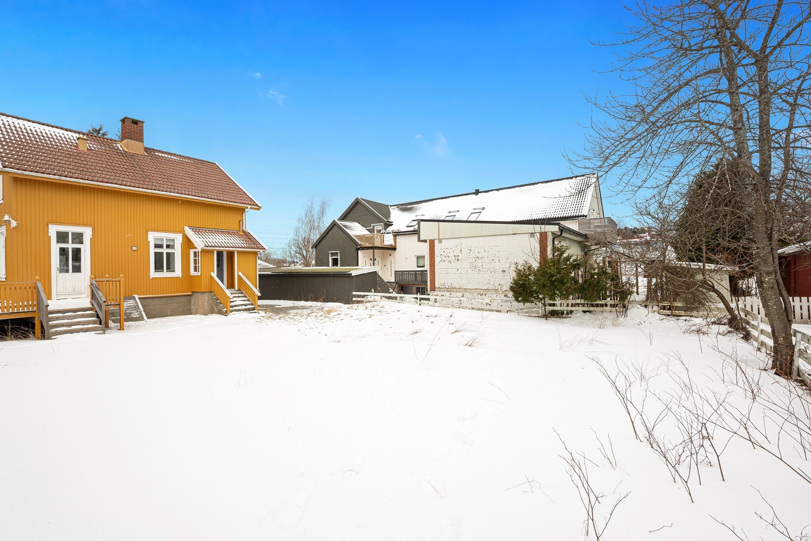 Eiendommen ligger i et barnevennlig nabolag med flere lekeplasser og turområder i nærheten. Galleribilde