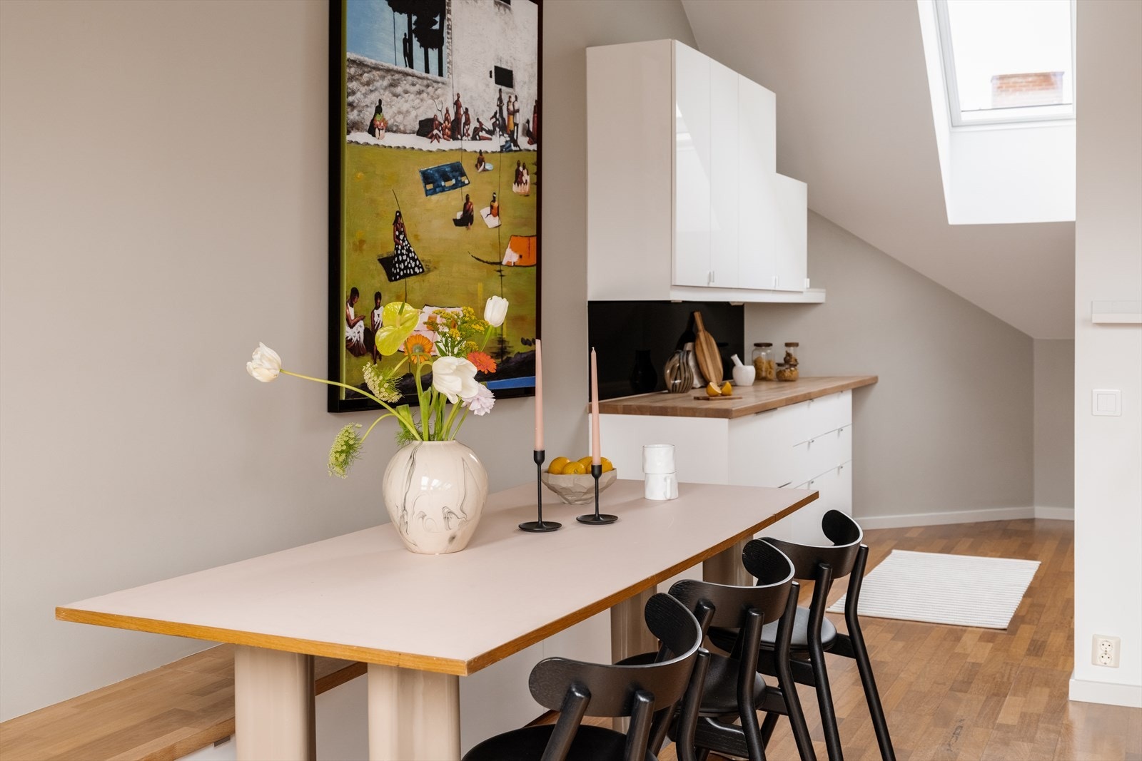 Kjøkkenet ligger noe skjermet fra stuen, samtidig som den åpne løsningen gir en luftig og sosial sammenheng mellom rommene. Galleribilde