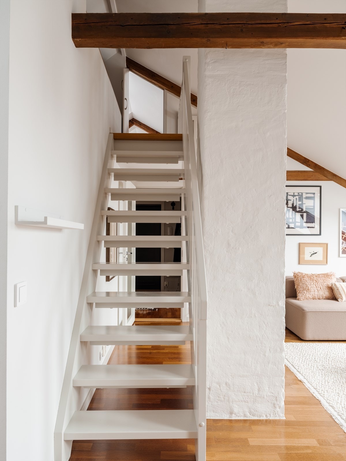 Fra allrommet leder trappen opp til hemsen, som fungerer som en naturlig forlengelse av oppholdsarealet. Galleribilde