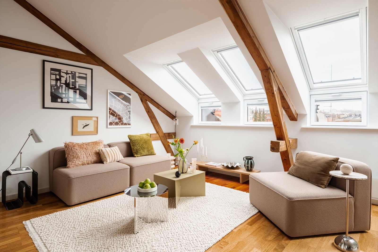 Meget gode lysforhold fra store Velux takvinduer som ble montert i 2021. Det er utvendig solskjerming på alle vinduene. Galleribilde