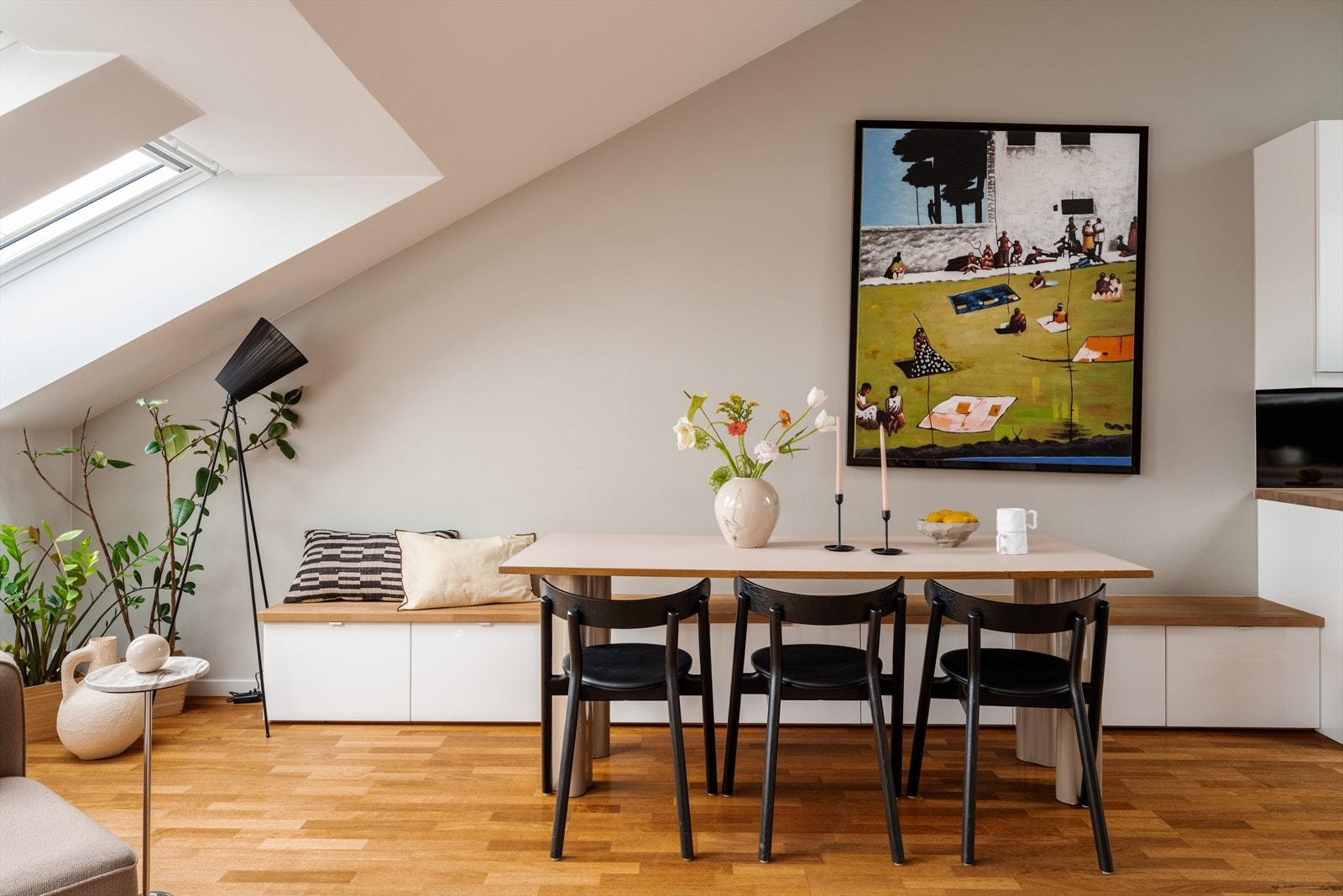 Et luftig og innbydende hjem i byggets øverste etasje. Galleribilde