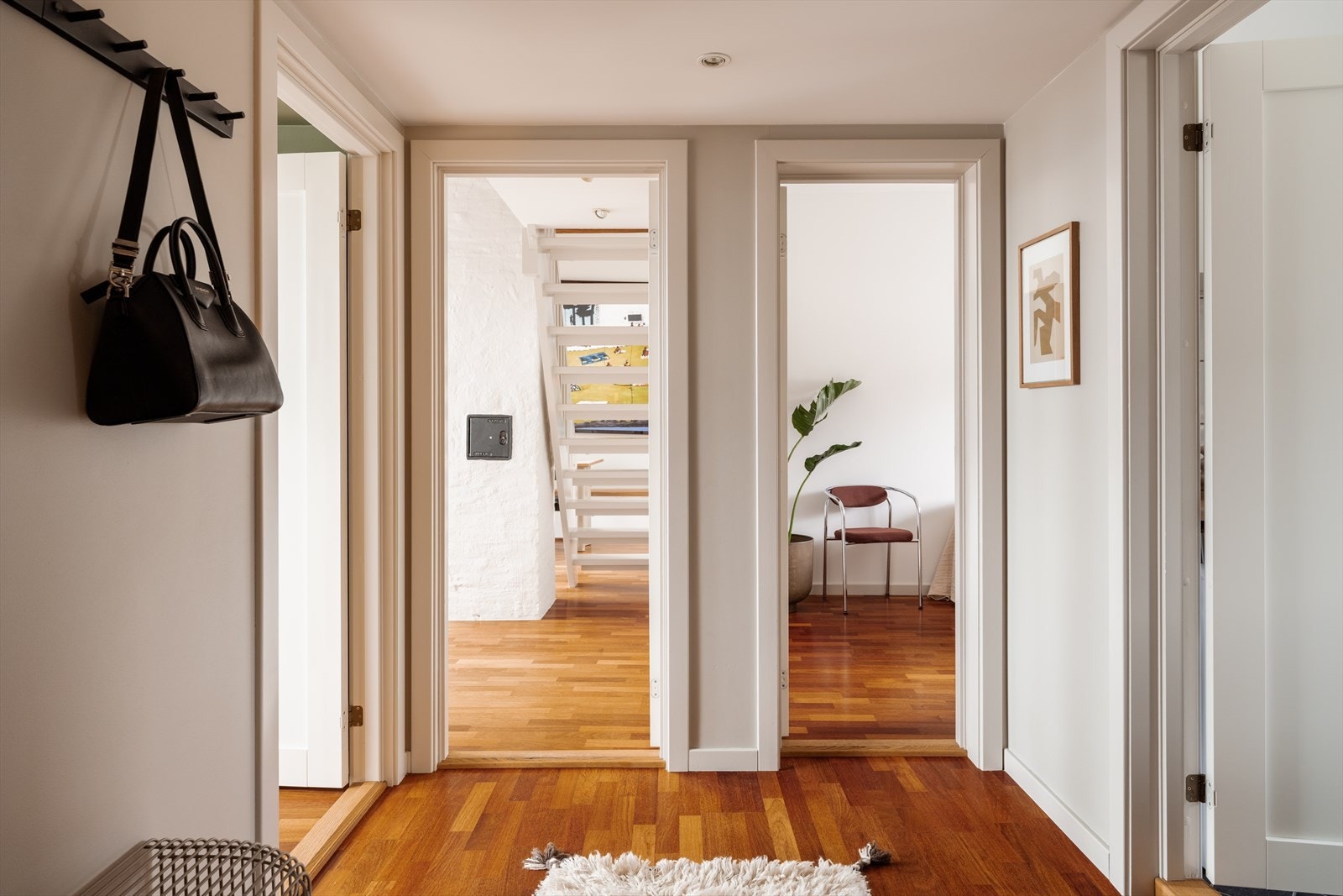 Videre inneholder leiligheten to soverom og et flislagt bad, alle med adkomst fra entréen. Galleribilde