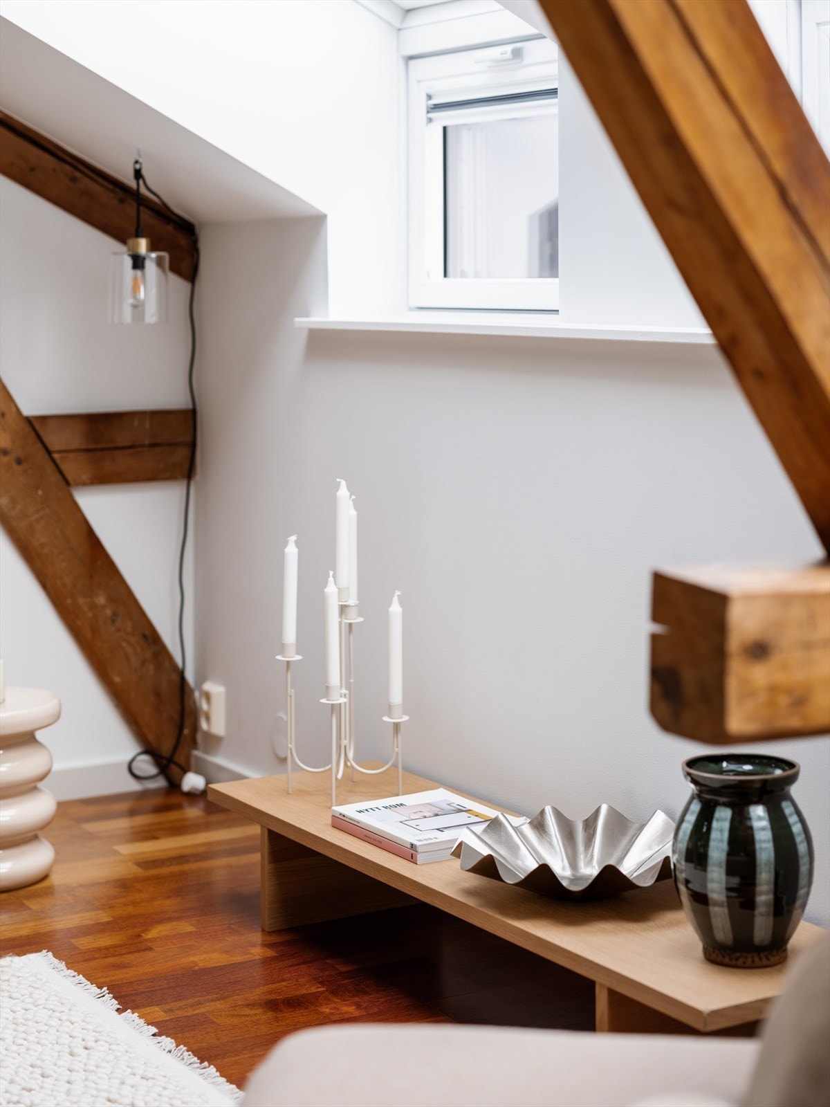 Synlige takbjelker gir boligen et fint særpreg og skaper en lun og hyggelig atmosfære. Galleribilde