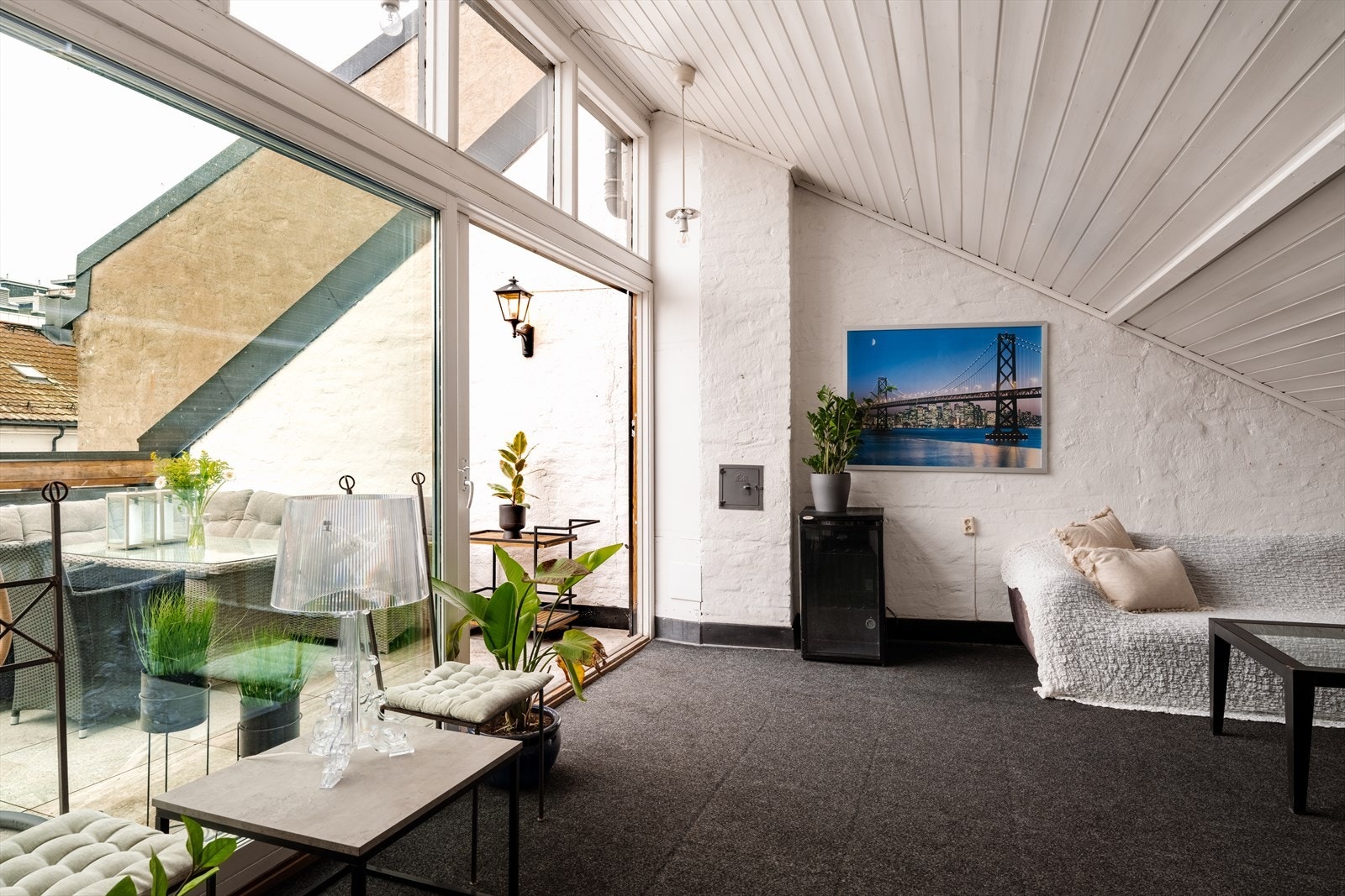 Romslig og hyggelig felles oppholdsrom - perfekt som supplement til takterrassen ved større sammenkomster. Galleribilde