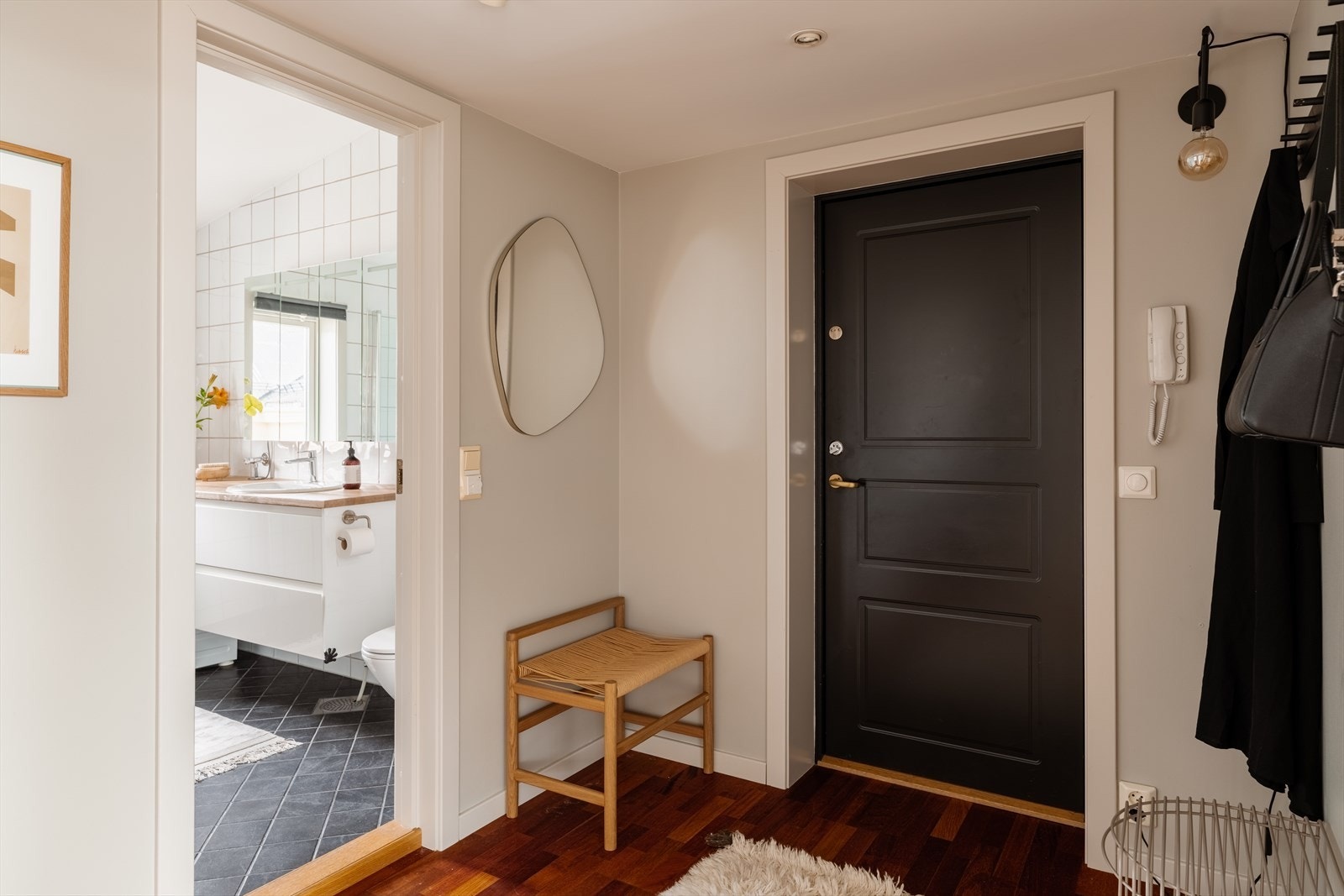 Velkommen hjem! Innbydende entré med en ryddig og oversiktlig utforming. Galleribilde