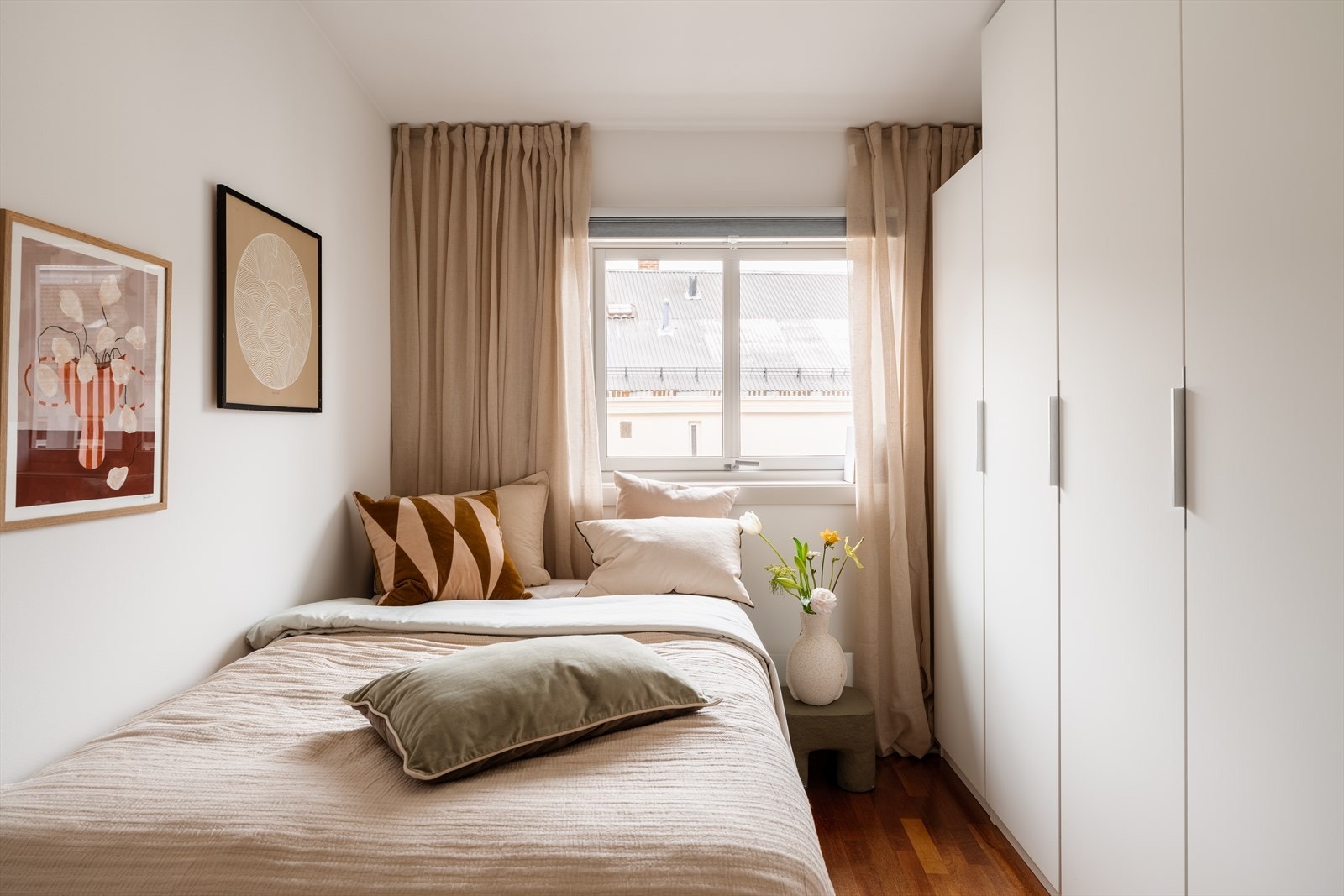 Det er god plass til dobbeltseng, samt rikelig med oppbevaring i romslig garderobe. Galleribilde