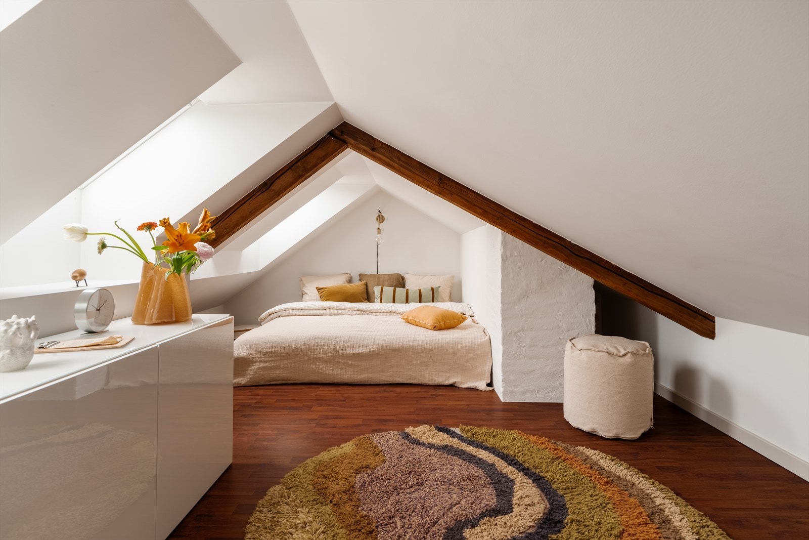 Se den fine hemsen! Lekre detaljer og god plass til en stor dobbelseng. Galleribilde