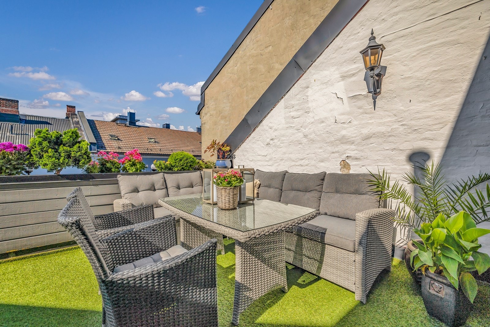 Solrik og innbydende med flotte soner for både morgenkaffe og sene sommerkvelder. Galleribilde