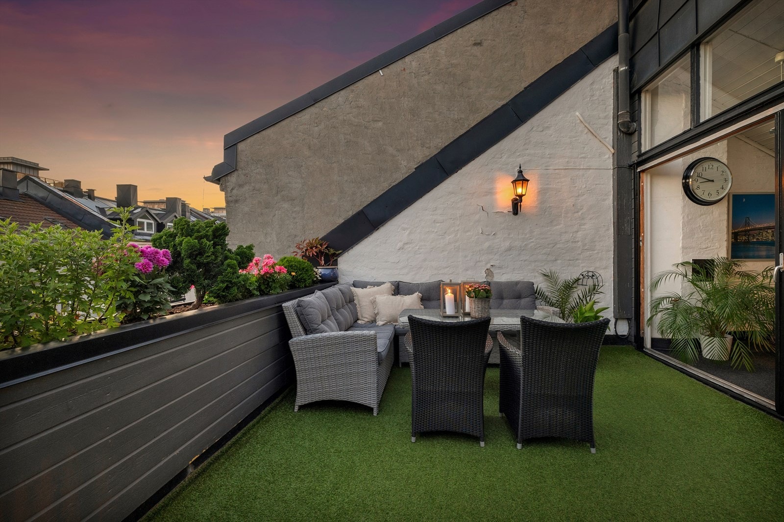 Sosial sittegruppe på taket - perfekt for lange sommerkvelder med venner og familie. Galleribilde