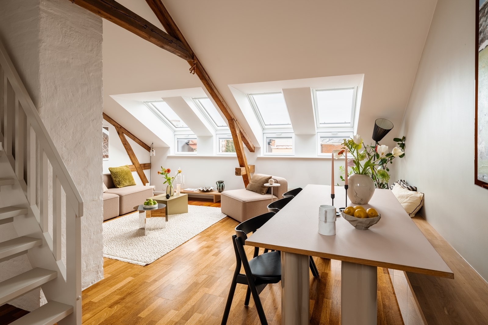 De mange vindusflatene slipper inn rikelig med dagslys og understreker den åpne atmosfæren. Galleribilde