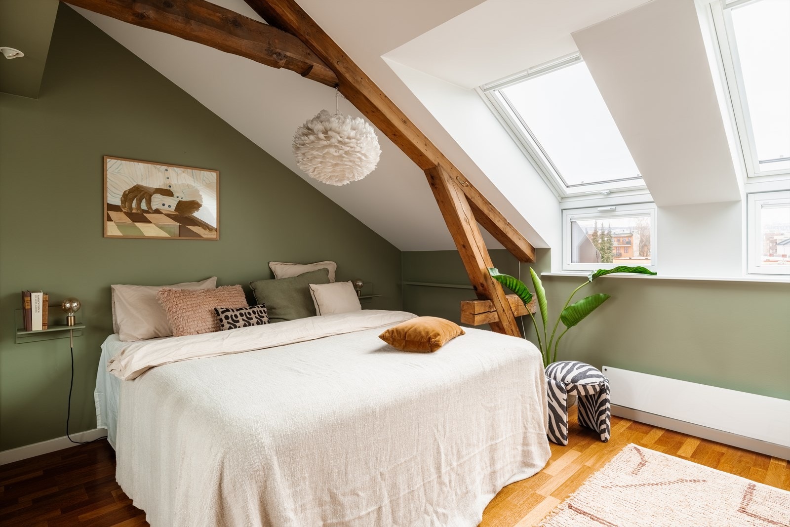 Lekkert hovedsoverom med behagelig atmosfære og store takvinduer. Galleribilde