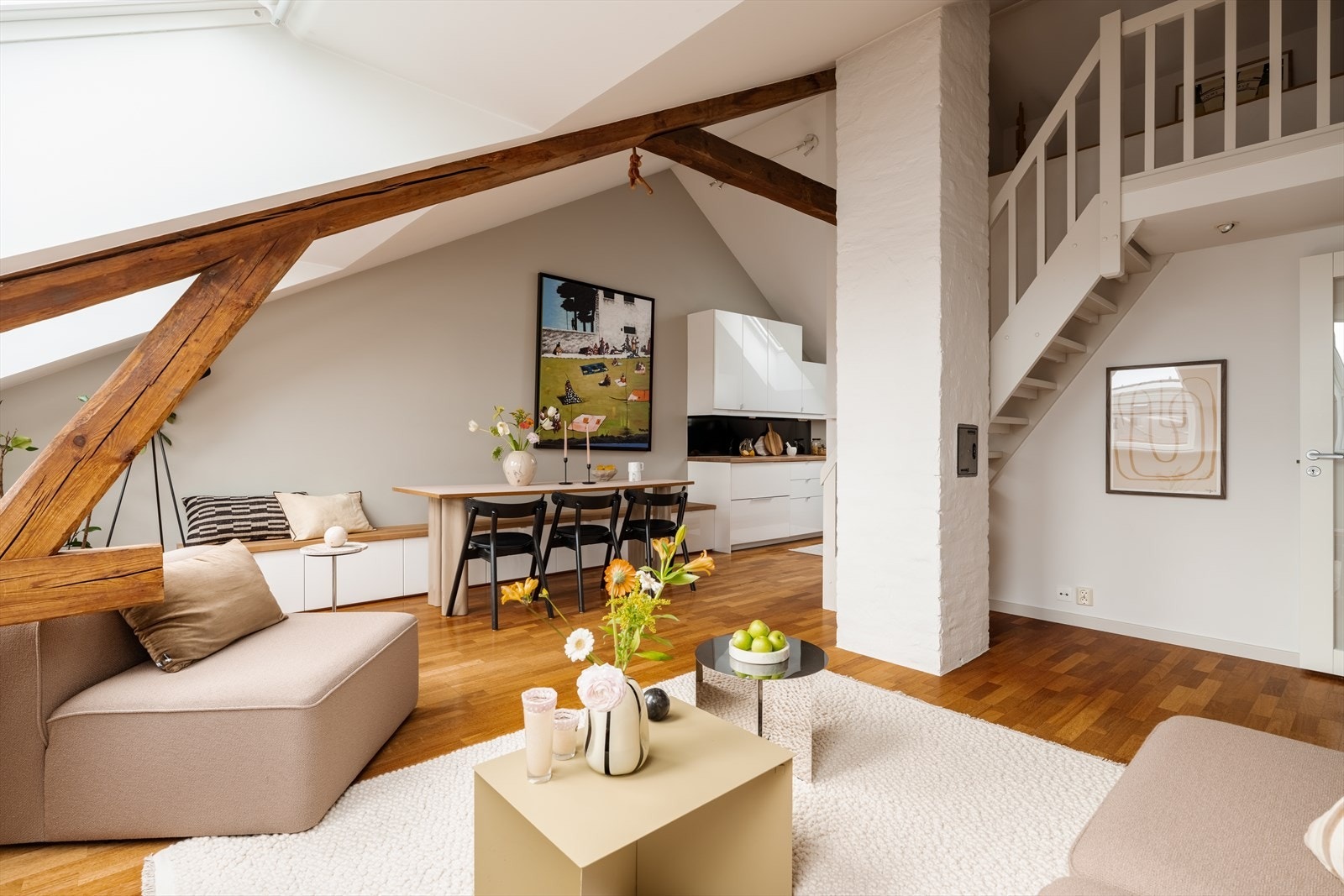 Mursteinspipe i leiligheten - gir mulighet for etablering av ildsted, forutsatt nødvendige godkjenninger. Galleribilde