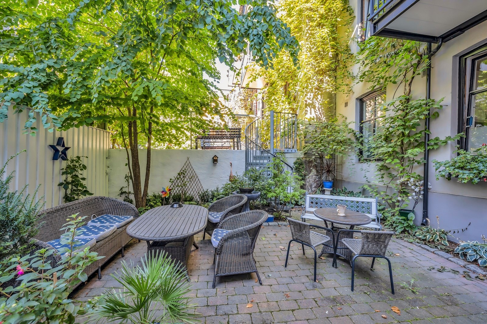 En frodig og skjermet oase midt i byen - perfekt for rolige stunder i hyggelige omgivelser. Galleribilde