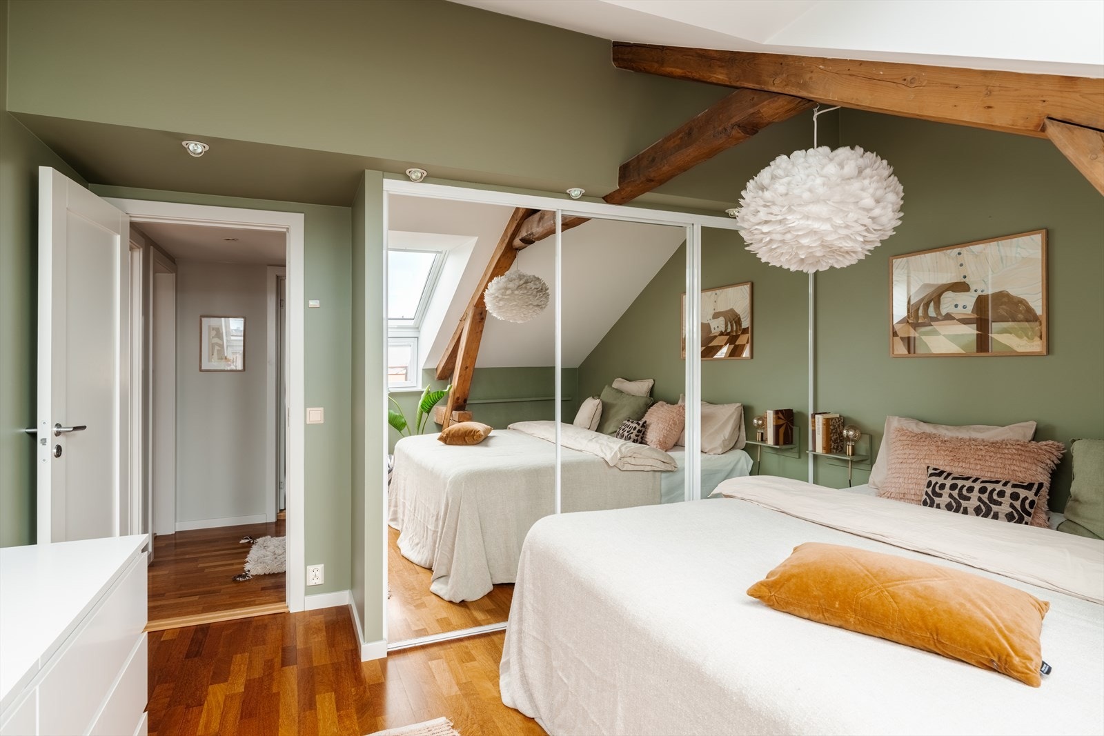 Integrert skyvedørsgarderobe gir god oppbevaringsplass til klær og sko. Galleribilde