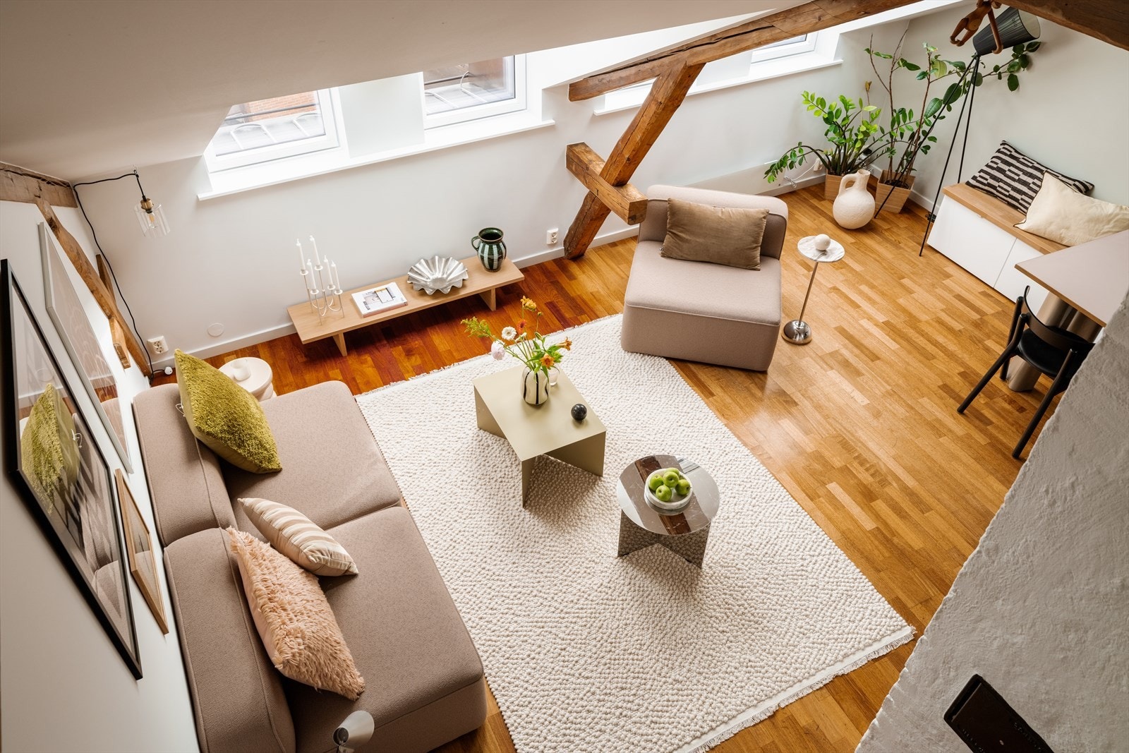 Fra hemsen har man utsyn ned til stuen i hovedetasjen, noe som understreker den åpne og luftige romfølelsen. Galleribilde