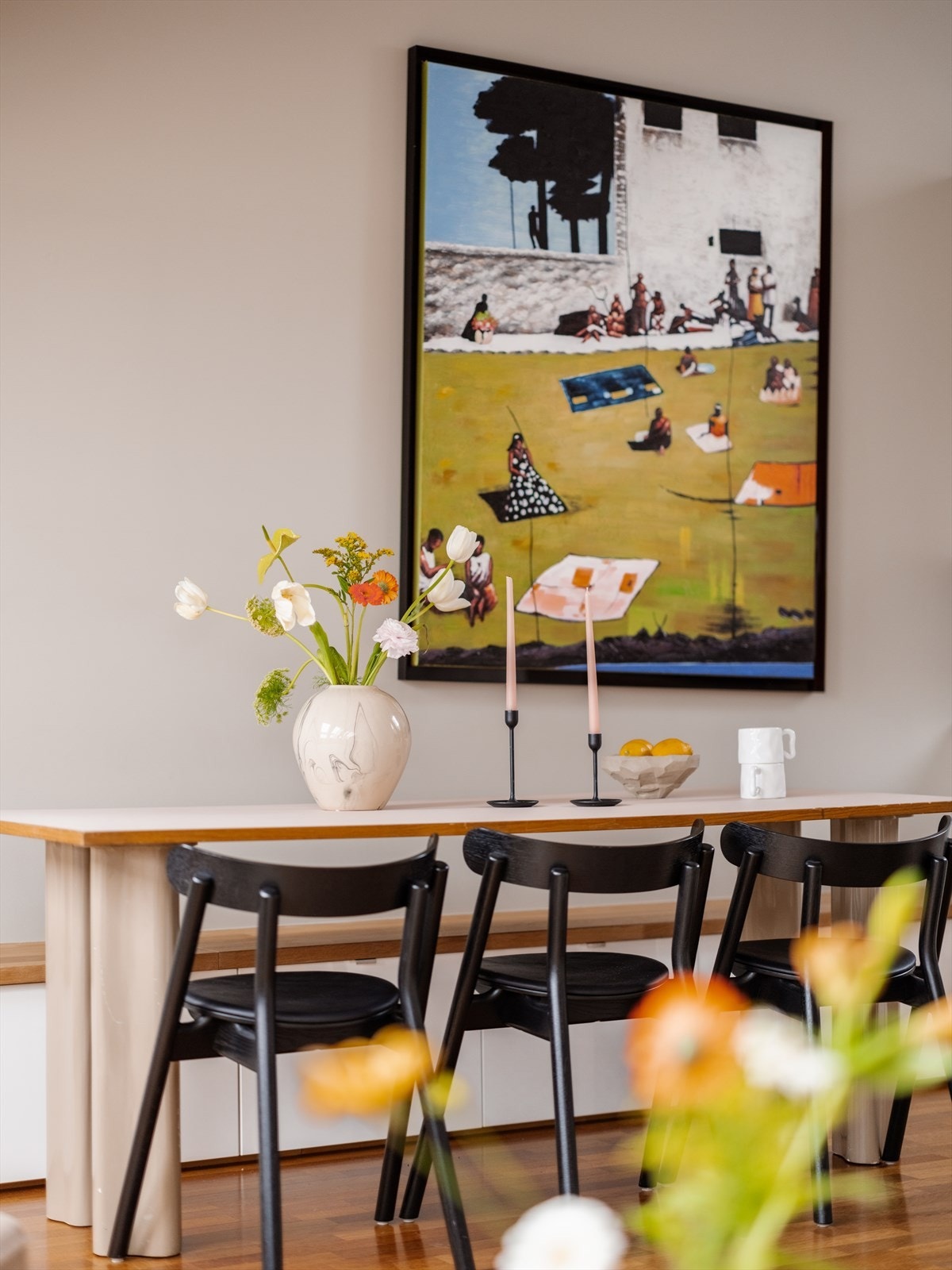 Spisebordet fungerer som et naturlig skille mellom sonene og skaper en god flyt i rommet. Galleribilde