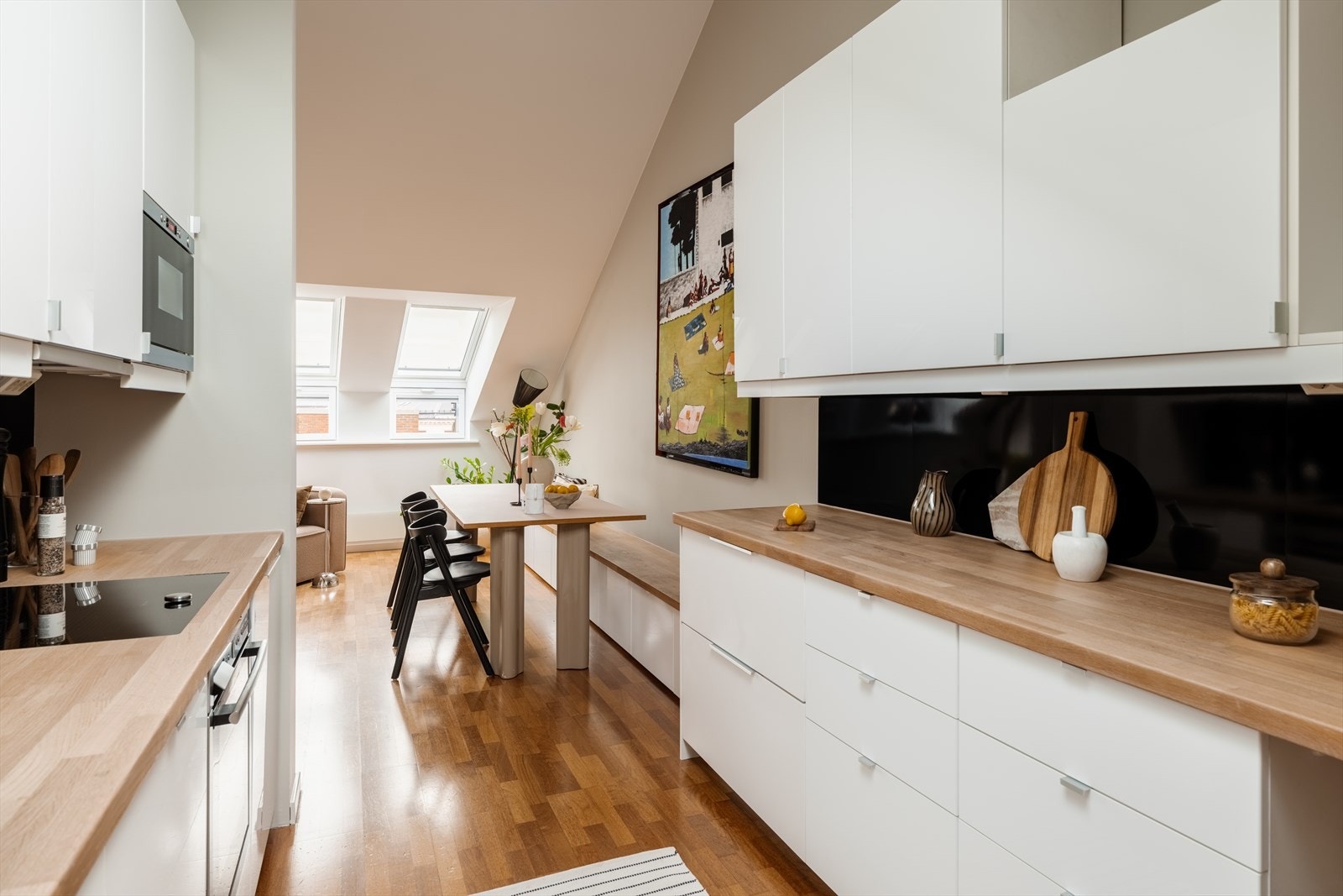 Gulvet er belagt med en eikeparkett. Galleribilde