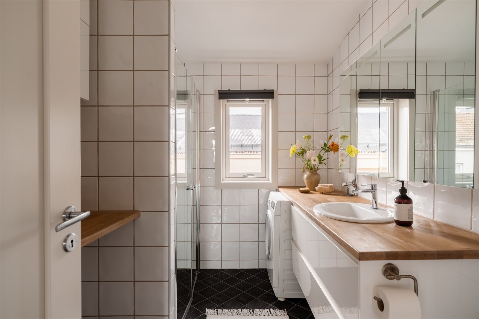 Bad med vindu! Flislagte overflater og deilig varme i gulvet. Galleribilde