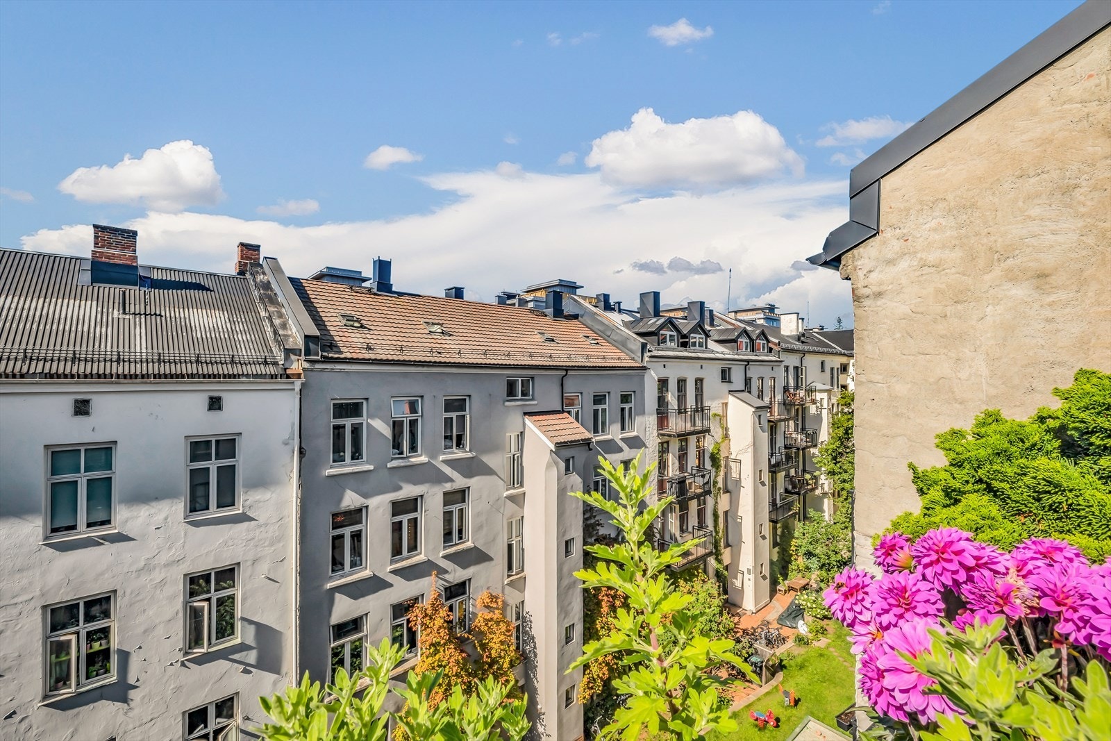 Her nyter du utsikt over sjarmerende bakgård og klassisk Grünerløkka-bebyggelse. Galleribilde