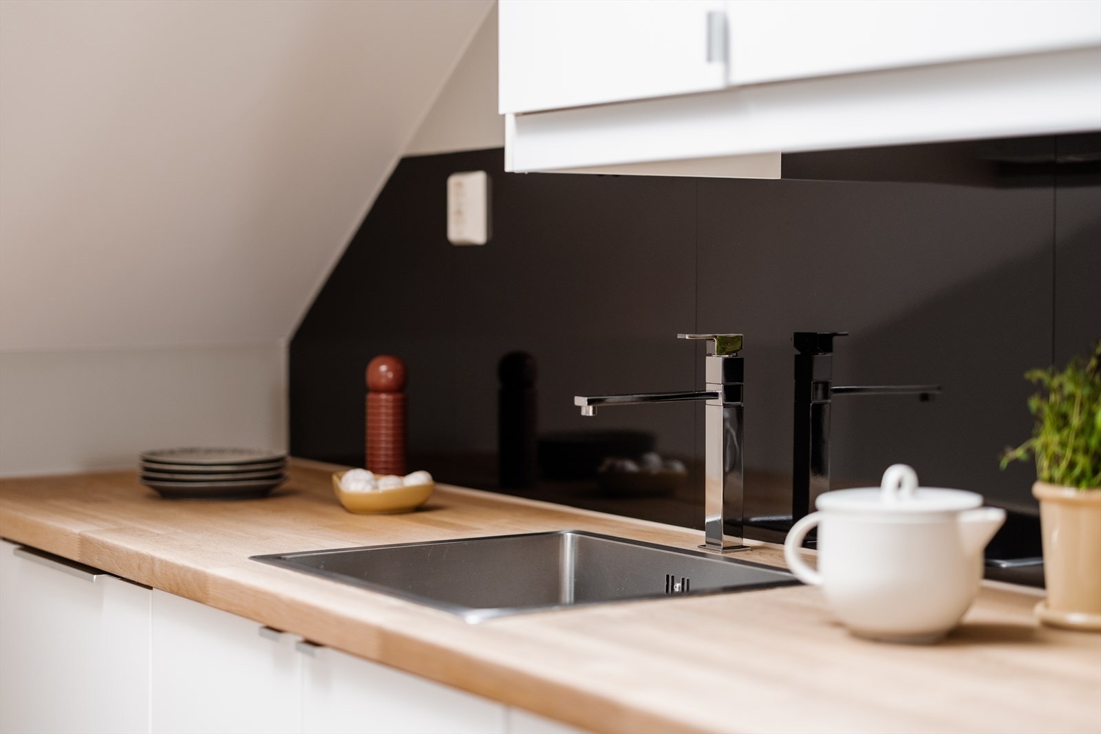 Det er integrerte hvitevarer som oppvaskmaskin, stekeovn, induksjonstopp og kjøleskap med frysedel. Galleribilde