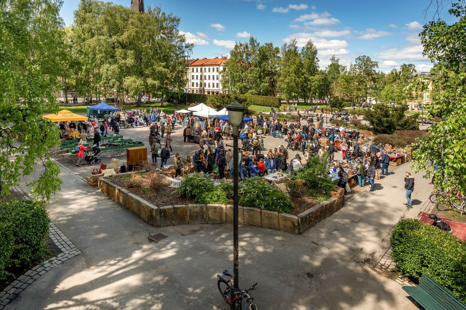 Yrende markedsliv på Birkelunden - et av Grünerløkkas mest populære samlingspunkter, kun få minutter fra leiligheten. Galleribilde