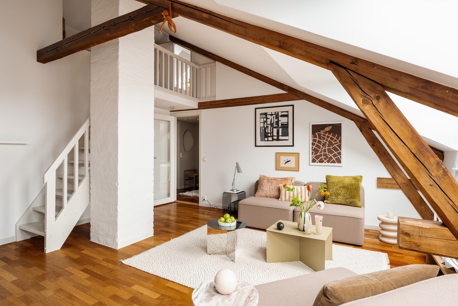 Leiligheten har god planløsning, generøs takhøyde og naturlig soneinndeling. Galleribilde