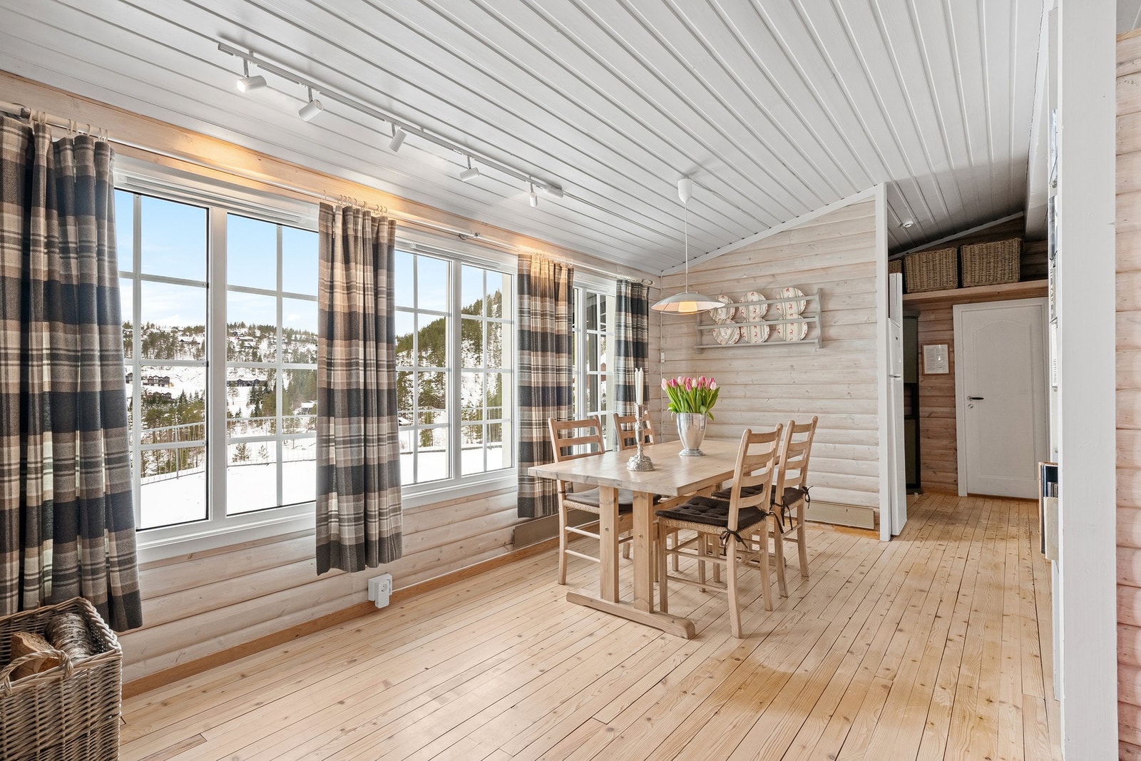 Stuen er romslig med gode møbleringsmuligheter. Galleribilde