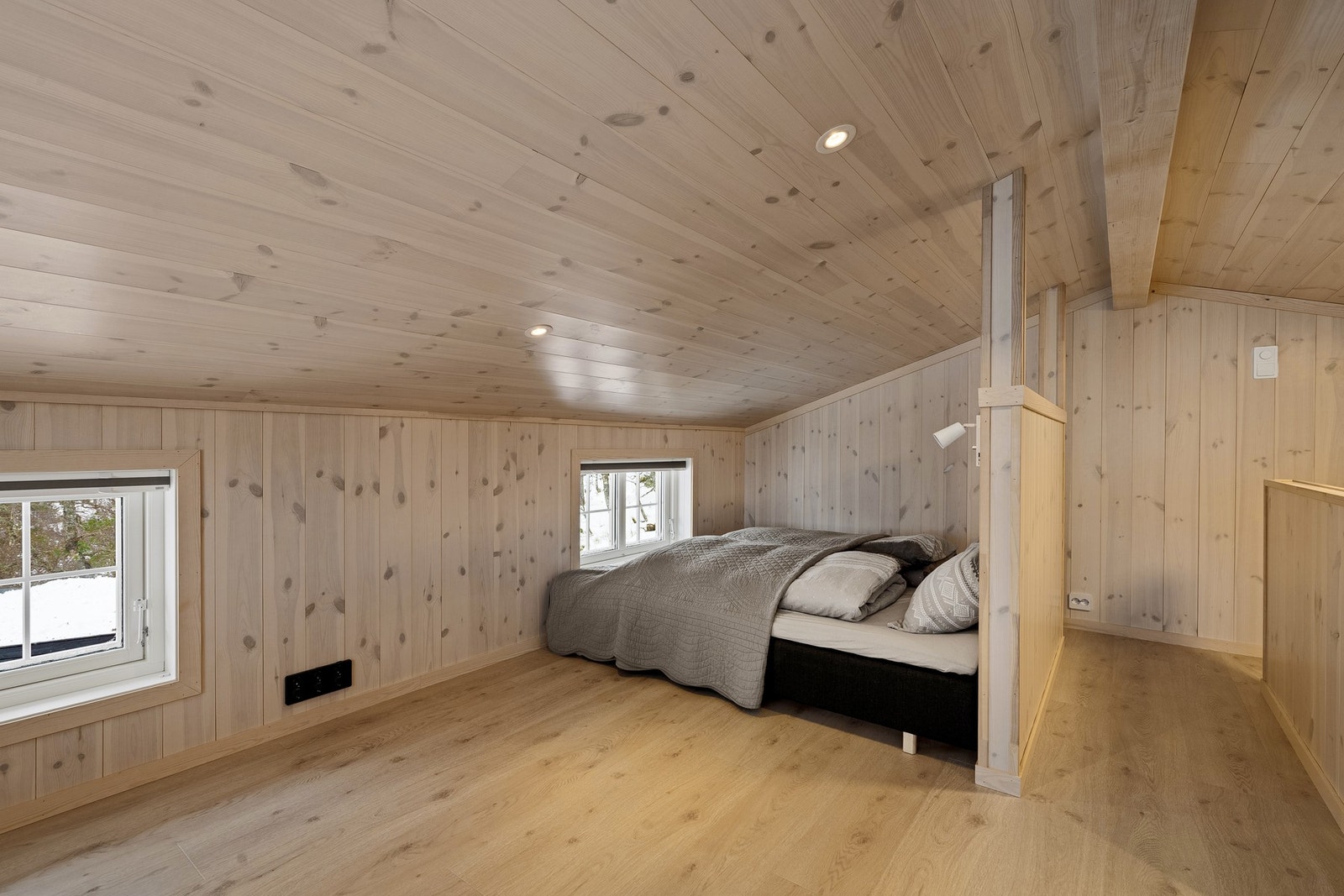 Hemsen har også god plass til gjesteseng, men det gjøres oppmerksom på at rommet ikke er godkjent for varig opphold. Galleribilde