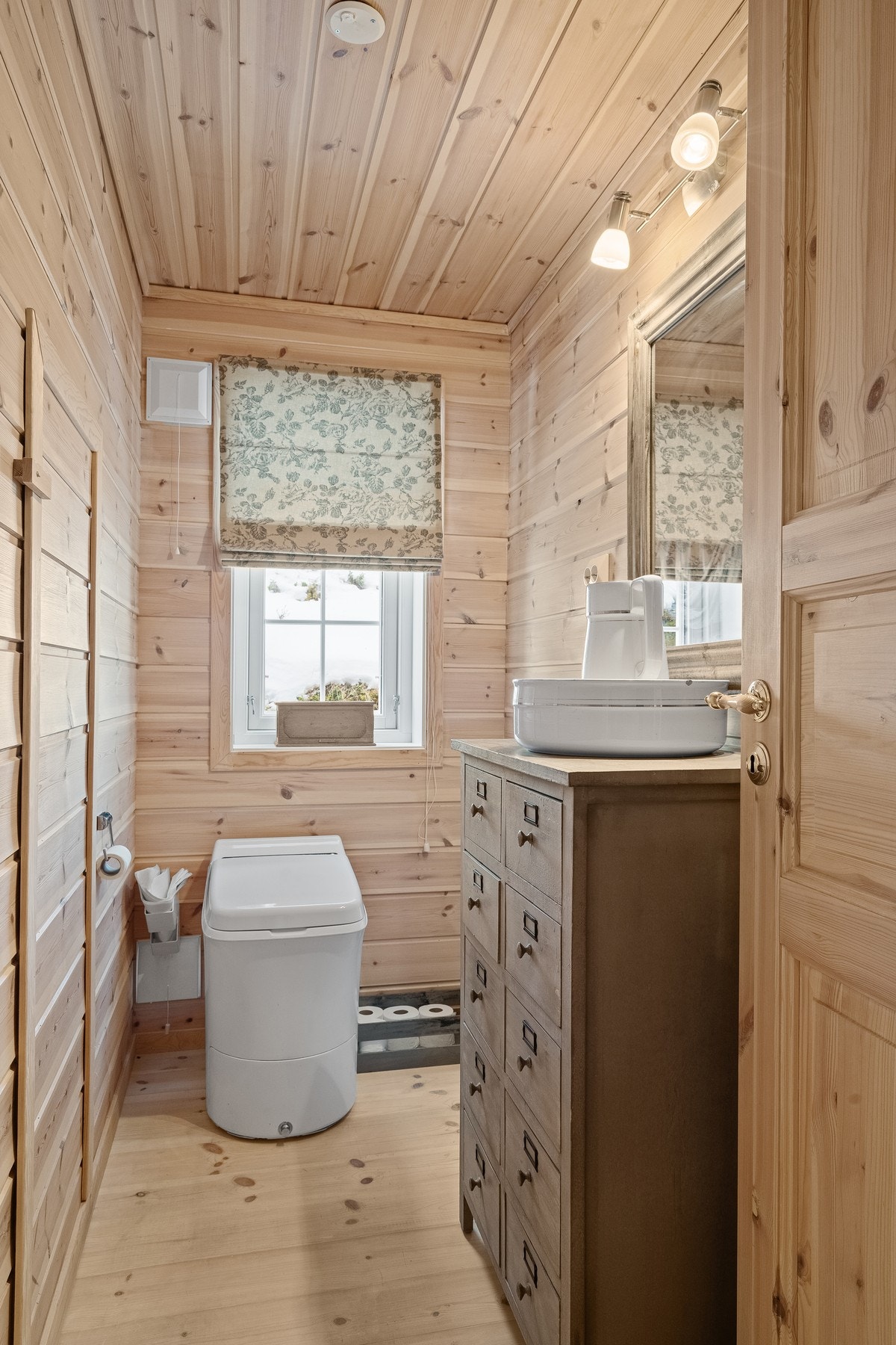 Separat toalettrom med brenseltoalett. Galleribilde