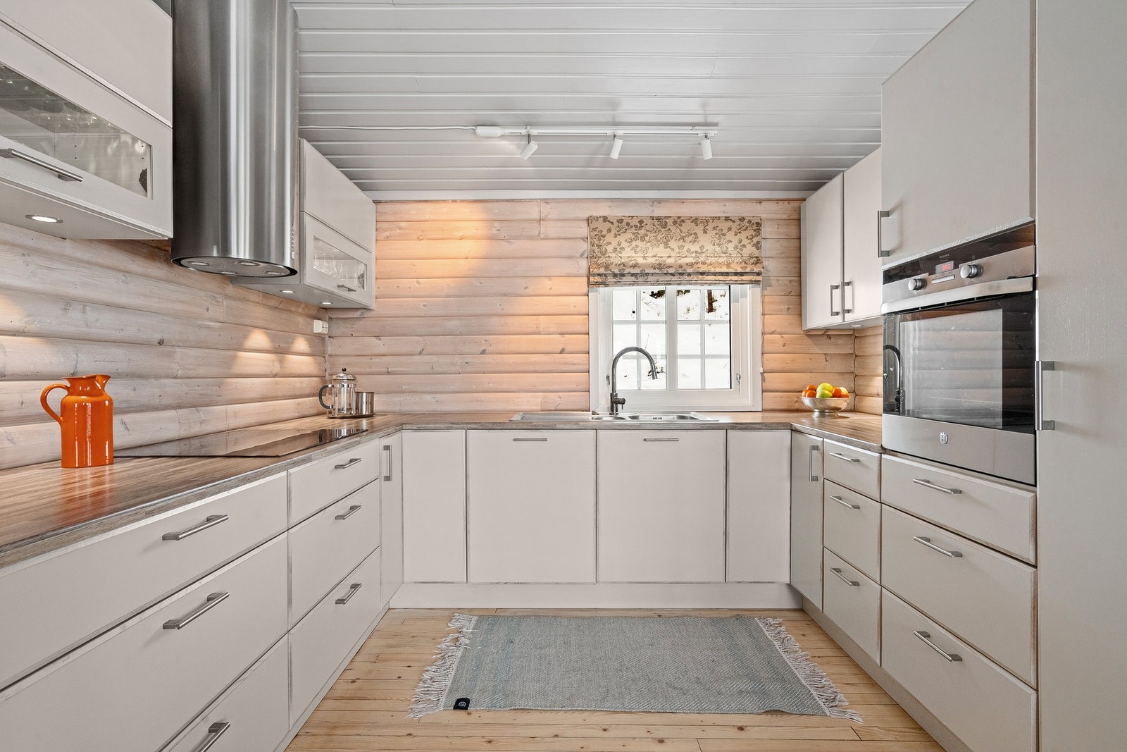 Kjøkkenet har rikelig med skap- og benkeplass. Galleribilde