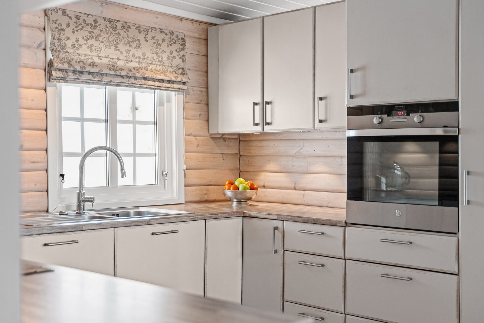 Innvendig fremstår hytta velholdt med en praktisk planløsning. Galleribilde