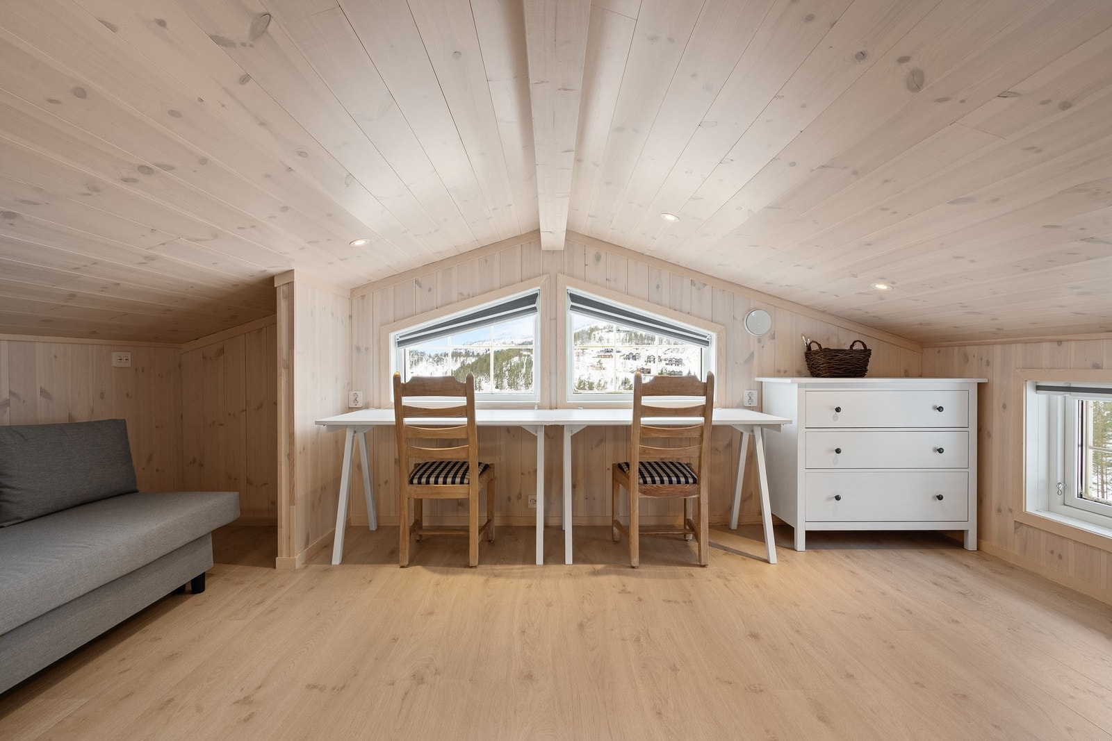 Hemsen ble innredet i 2024, med flere vinduer som tilfører rikelig med lysinnslipp og flott utsikt. Galleribilde
