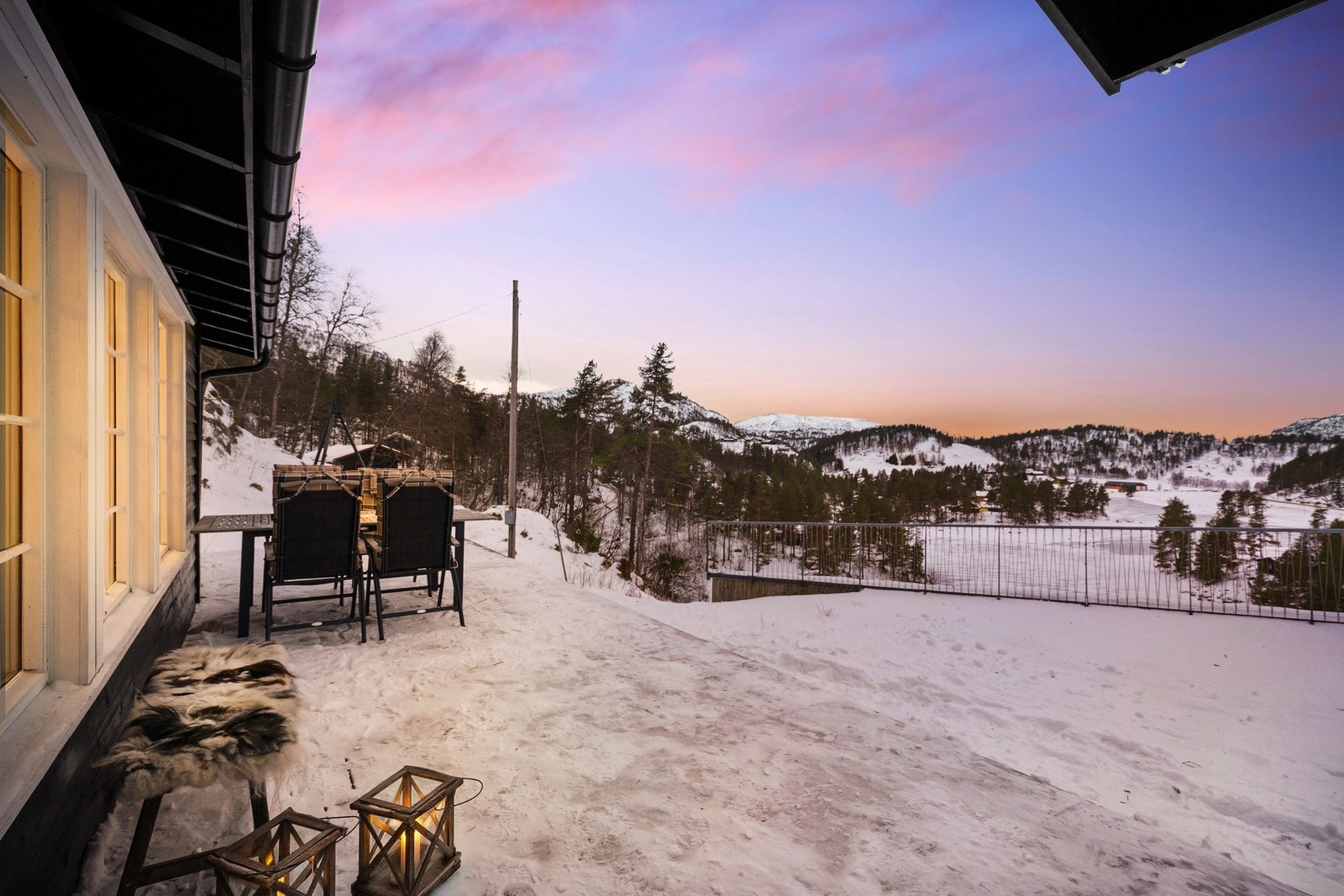 Hytta ligger usjenert til med gode solforhold og flott utsikt mot naturskjønne omgivelser. Galleribilde