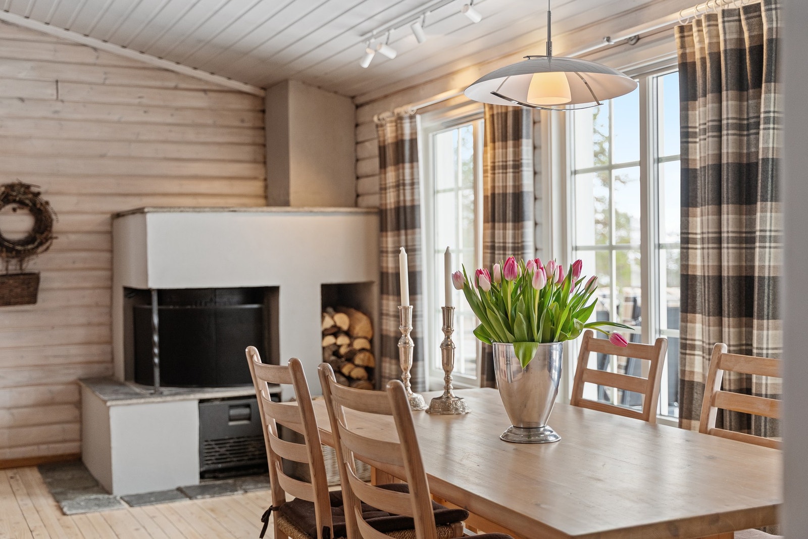 De store vindusflatene i stua gir hytta mye naturlig lys. Galleribilde