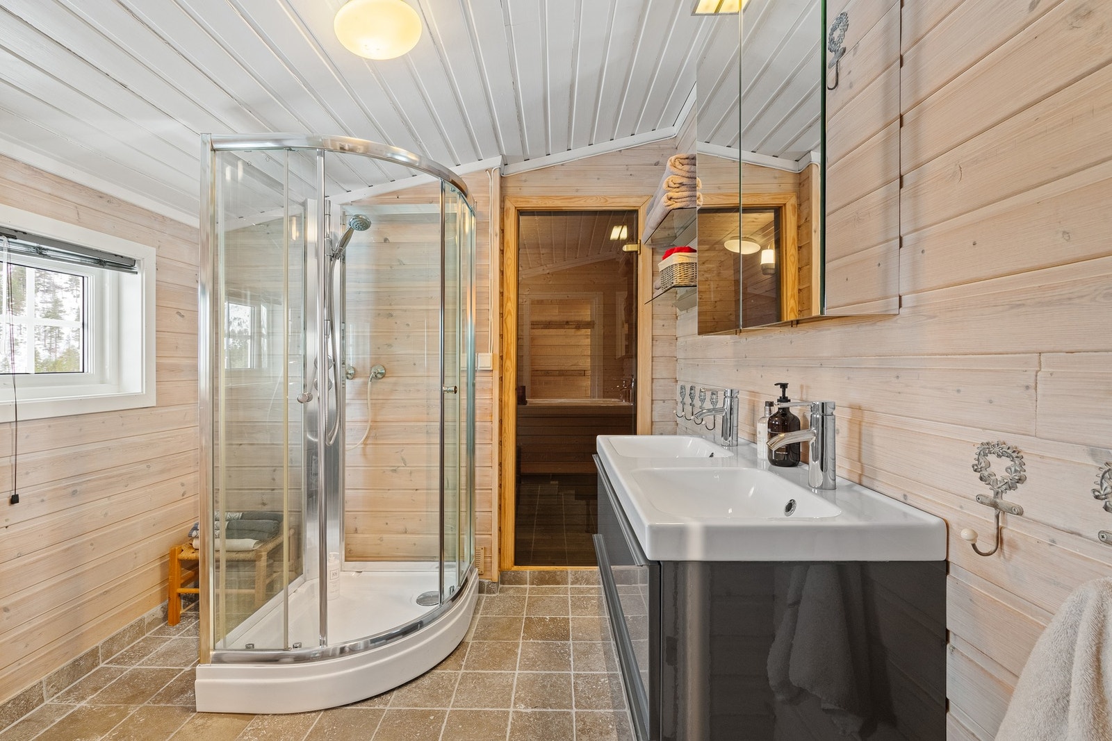 Stilrent bad med videre adkomst til badstue. Galleribilde