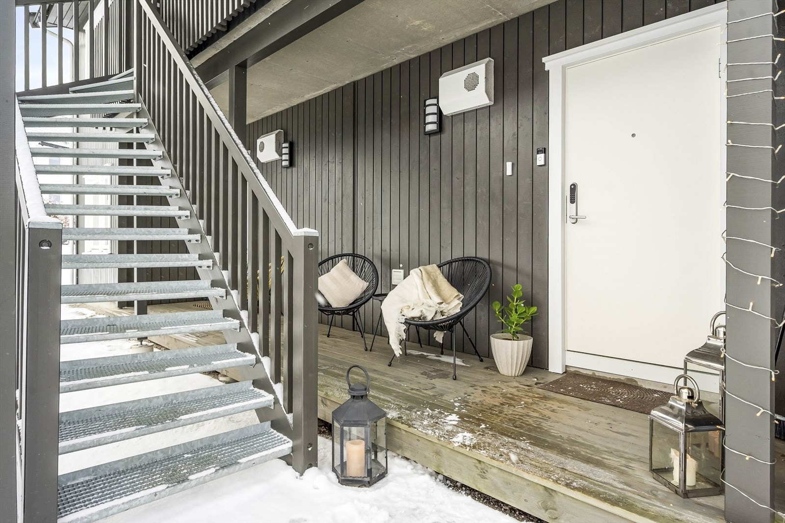 Inngangsdøren har brannklassifisering og kikkehull for ekstra trygghet. Galleribilde