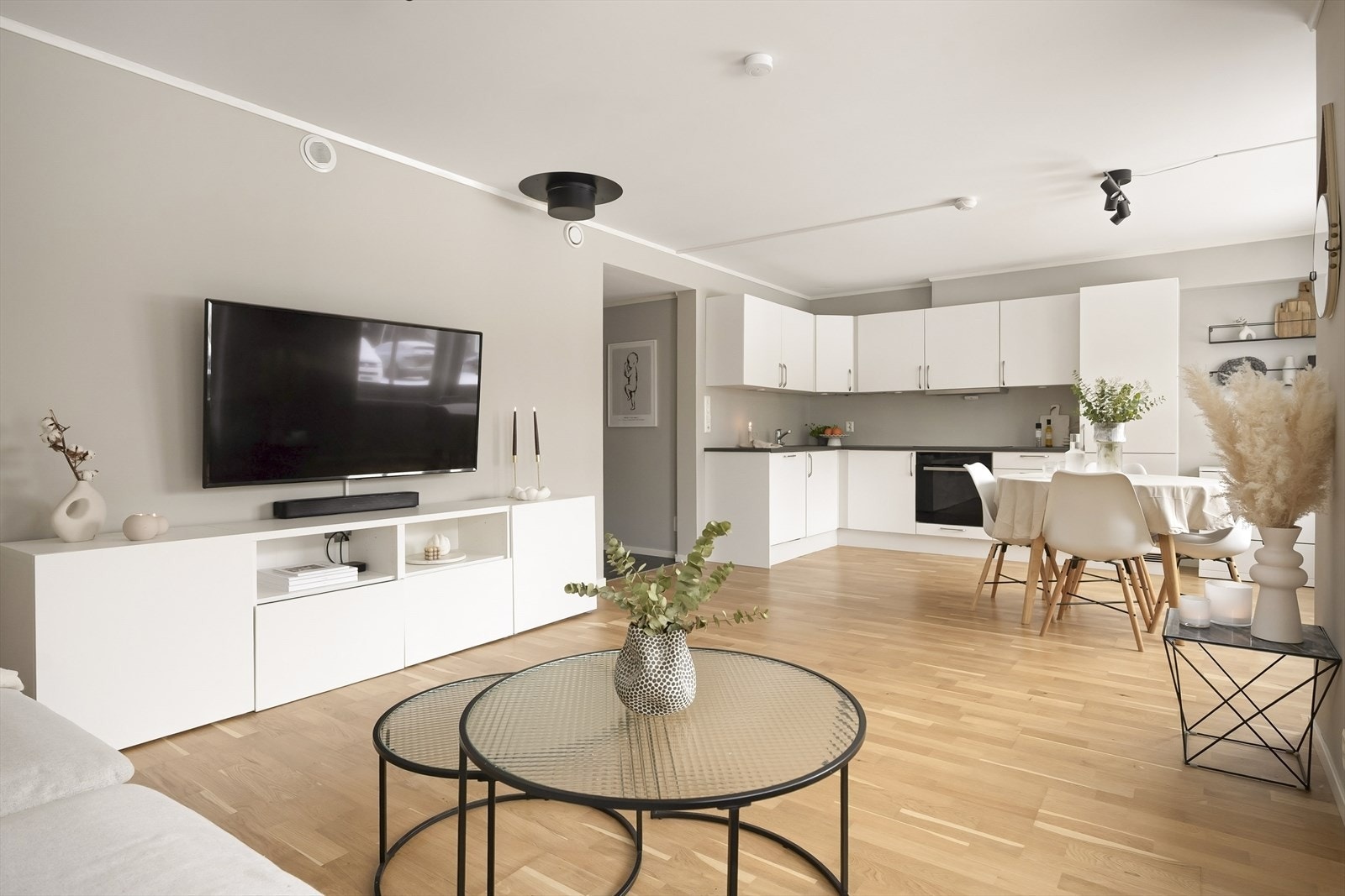 Stuen og kjøkkenet har parkett på gulv og malte vegger. Galleribilde