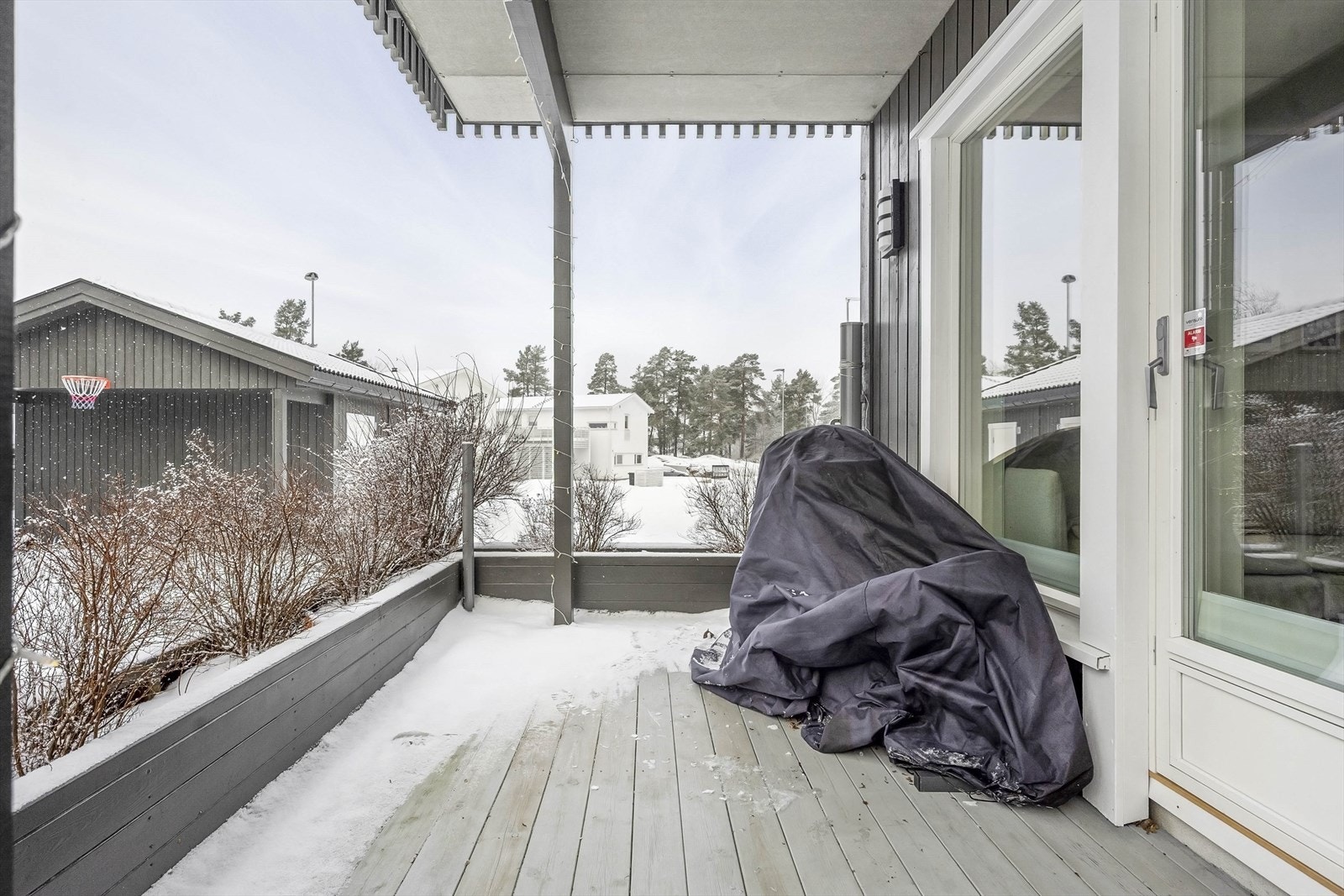 Terrassen er bygget i trekonstruksjon med terrassebord på gulvet. Galleribilde