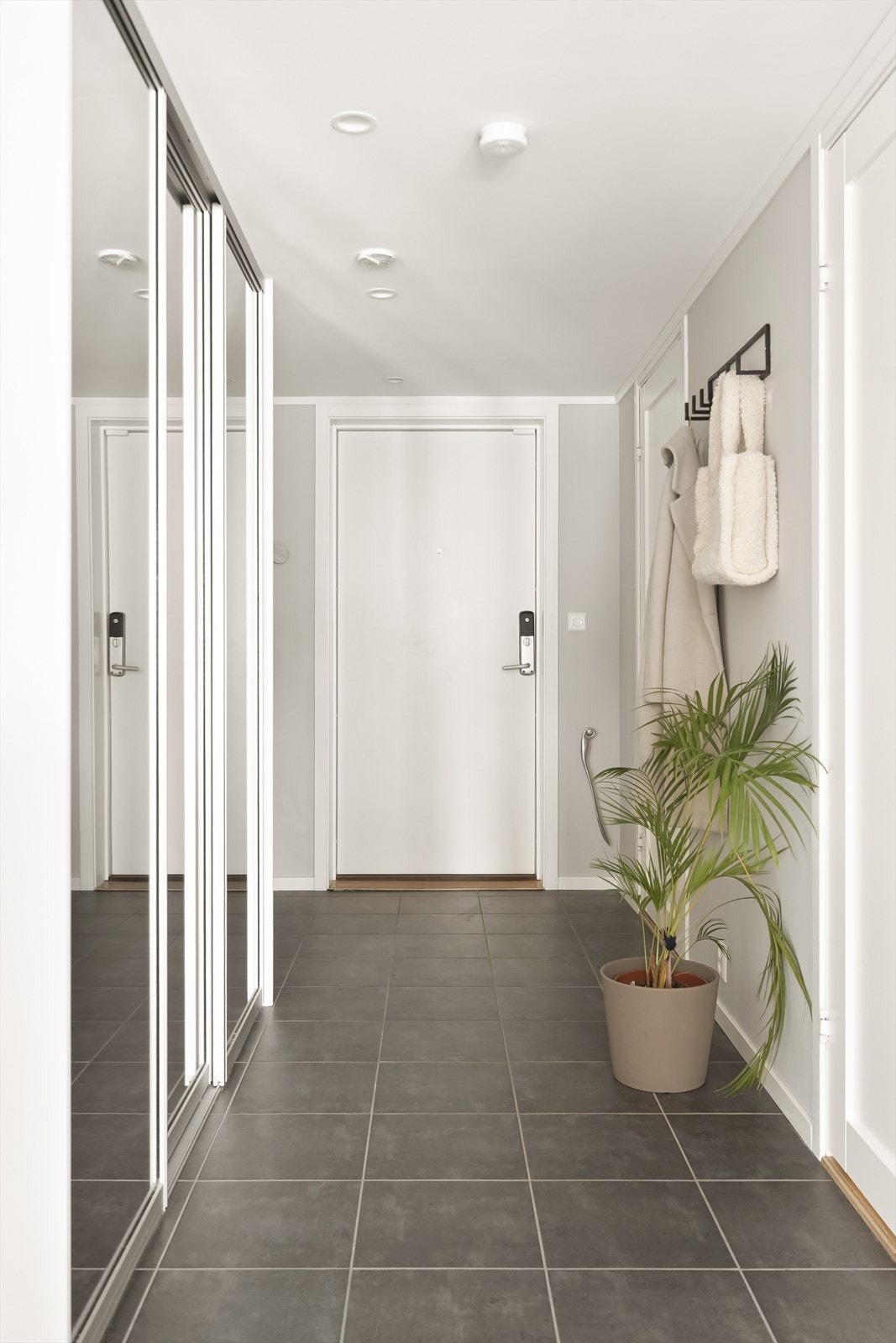 Velkommen inn i en entré med fliser på gulvet og god plass til oppbevaring. Galleribilde