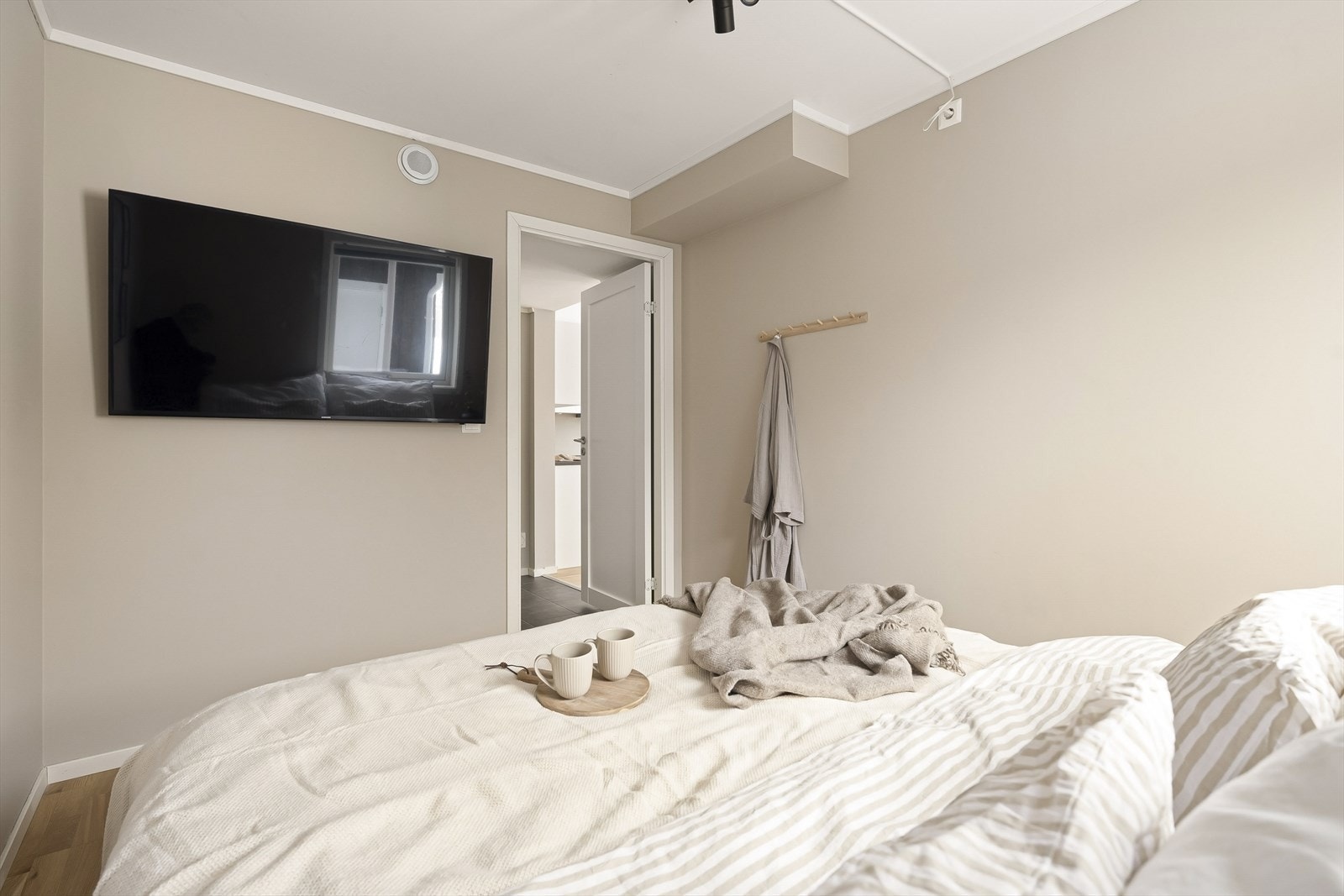 Innvendige dører er profilerte dørblader fra byggeåret 2018. Galleribilde