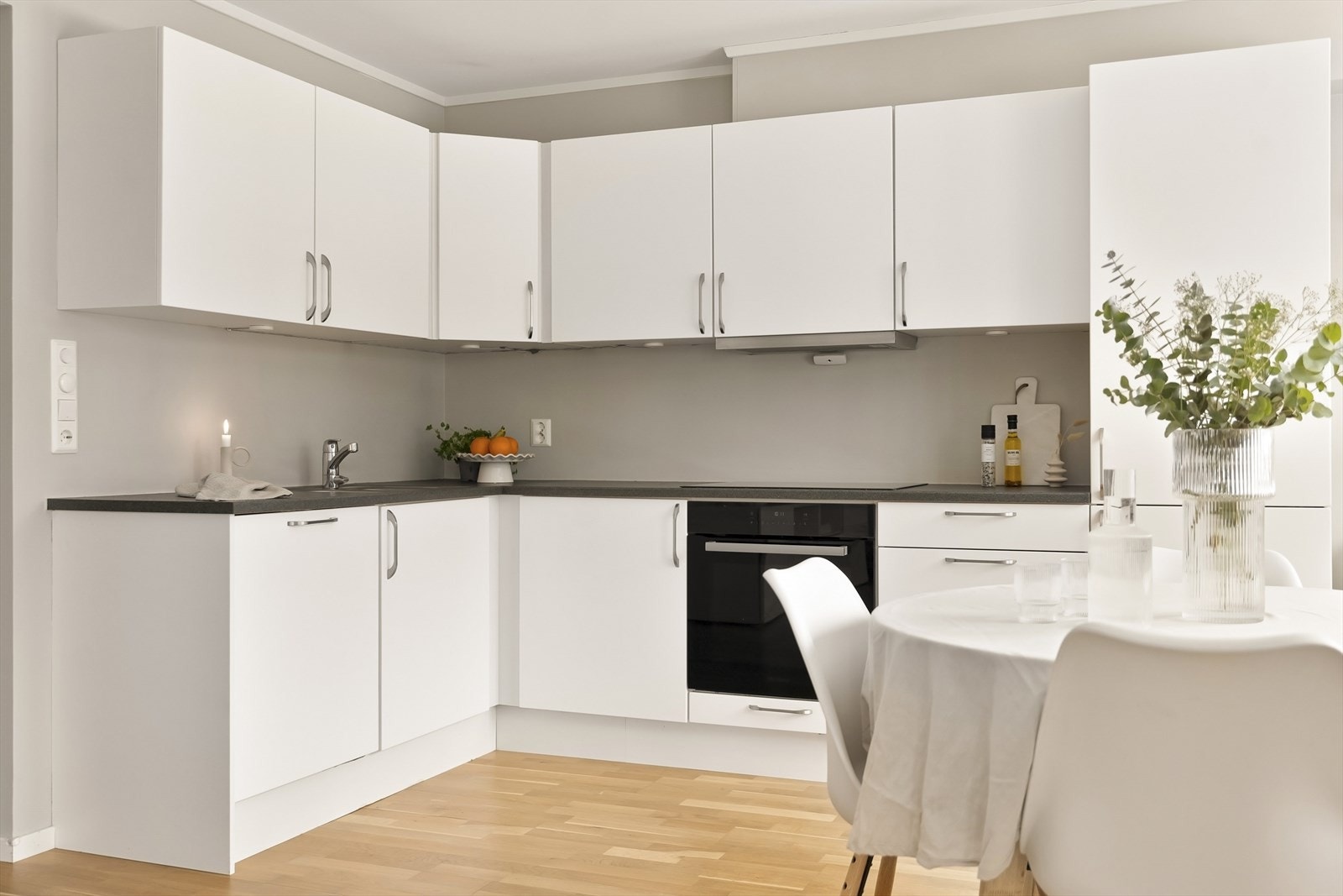 Hjørneløsningen gir rikelig med både skap- og benkeplass. Galleribilde