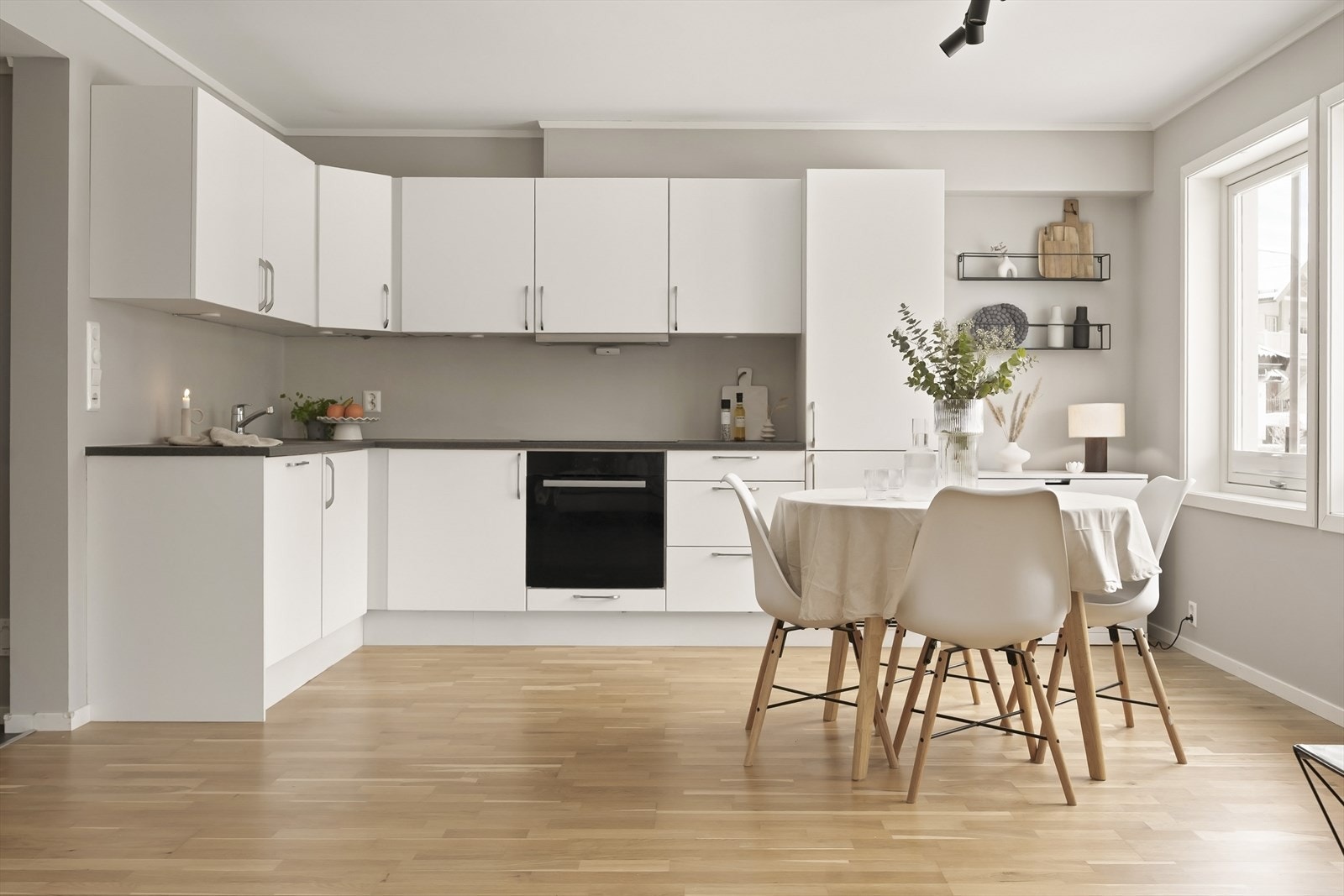 Leiligheten har en åpen stue- og kjøkkenløsning med god plass til spisebord. Galleribilde