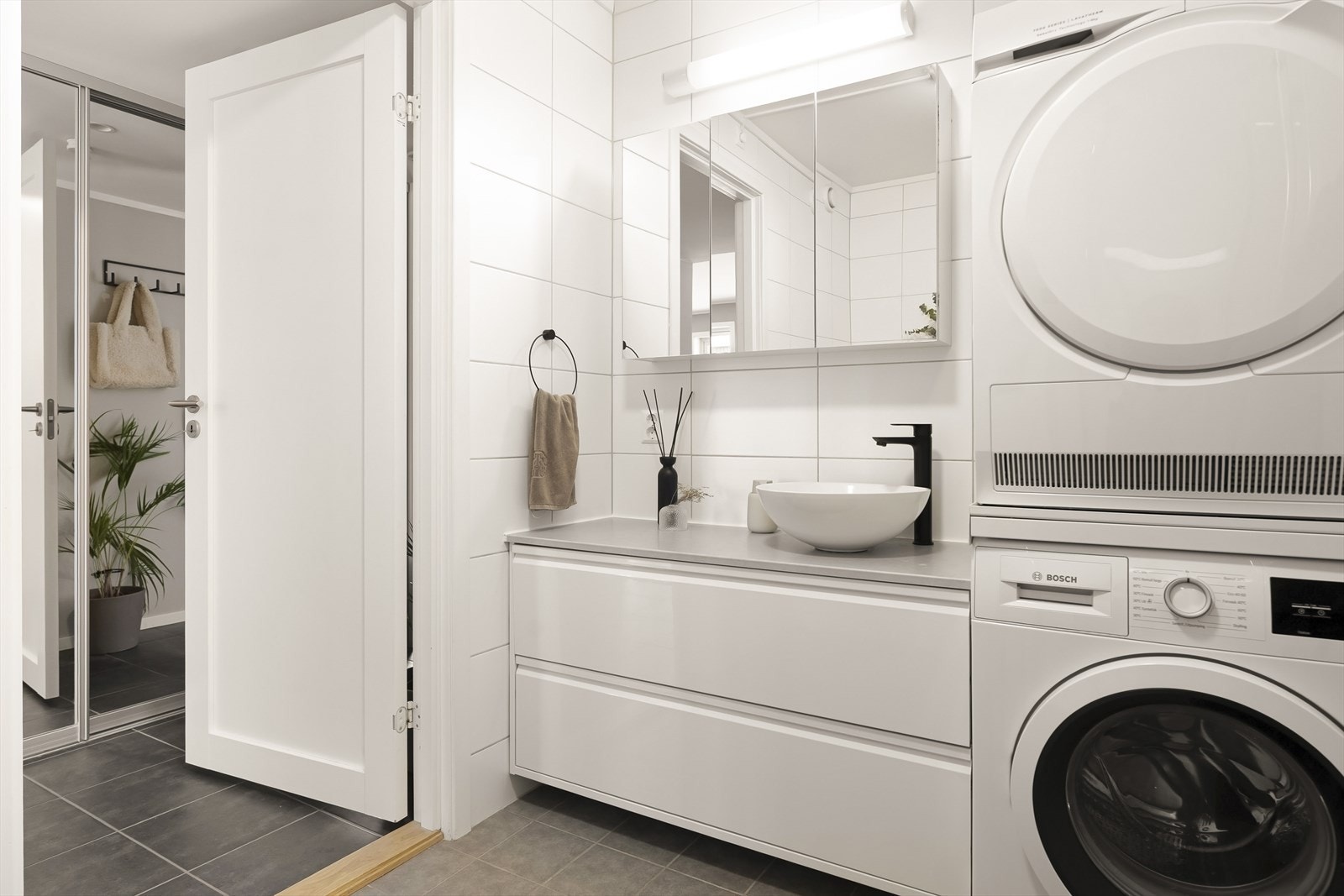 I 2024 ble det montert nytt servantskap med ny, stilren servant. Galleribilde