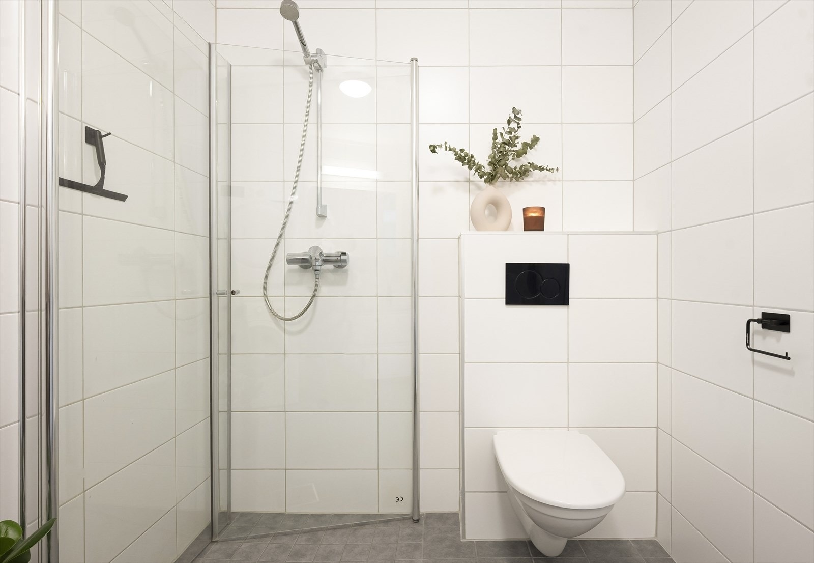 Her er det vegghengt toalett og komfort med varmekabler i gulvet. Galleribilde