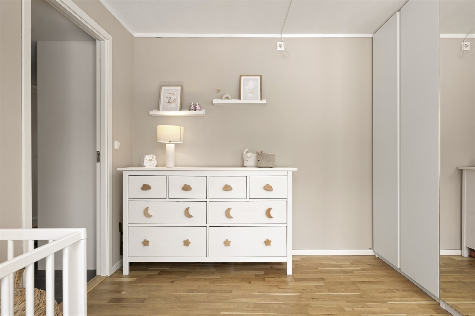 Rommet har god plass til både seng og garderobeløsning. Galleribilde