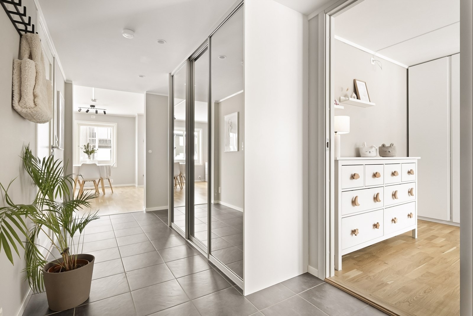 Den åpne løsningen gir en fin flyt fra entreen og videre inn i stue- og kjøkkenavdelingen. Galleribilde