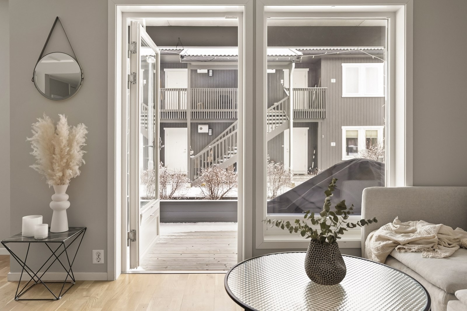 Fra stuen er det utgang til en sydvestvendt terrasse på 8 m². Galleribilde