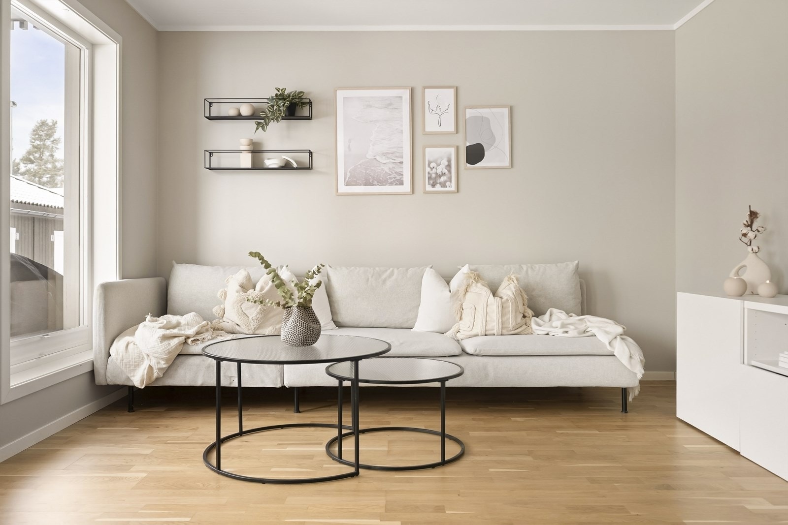 Stuen er enkel å møblere med god plass til en romslig sofagruppe. Galleribilde