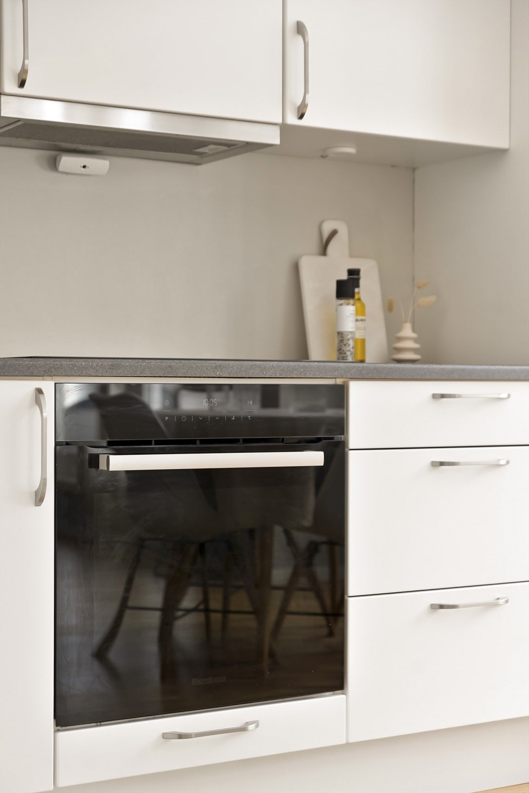 Kjøkkenet er utstyrt med integrert stekeovn, platetopp, oppvaskmaskin og kjøle-/fryseskap. Galleribilde